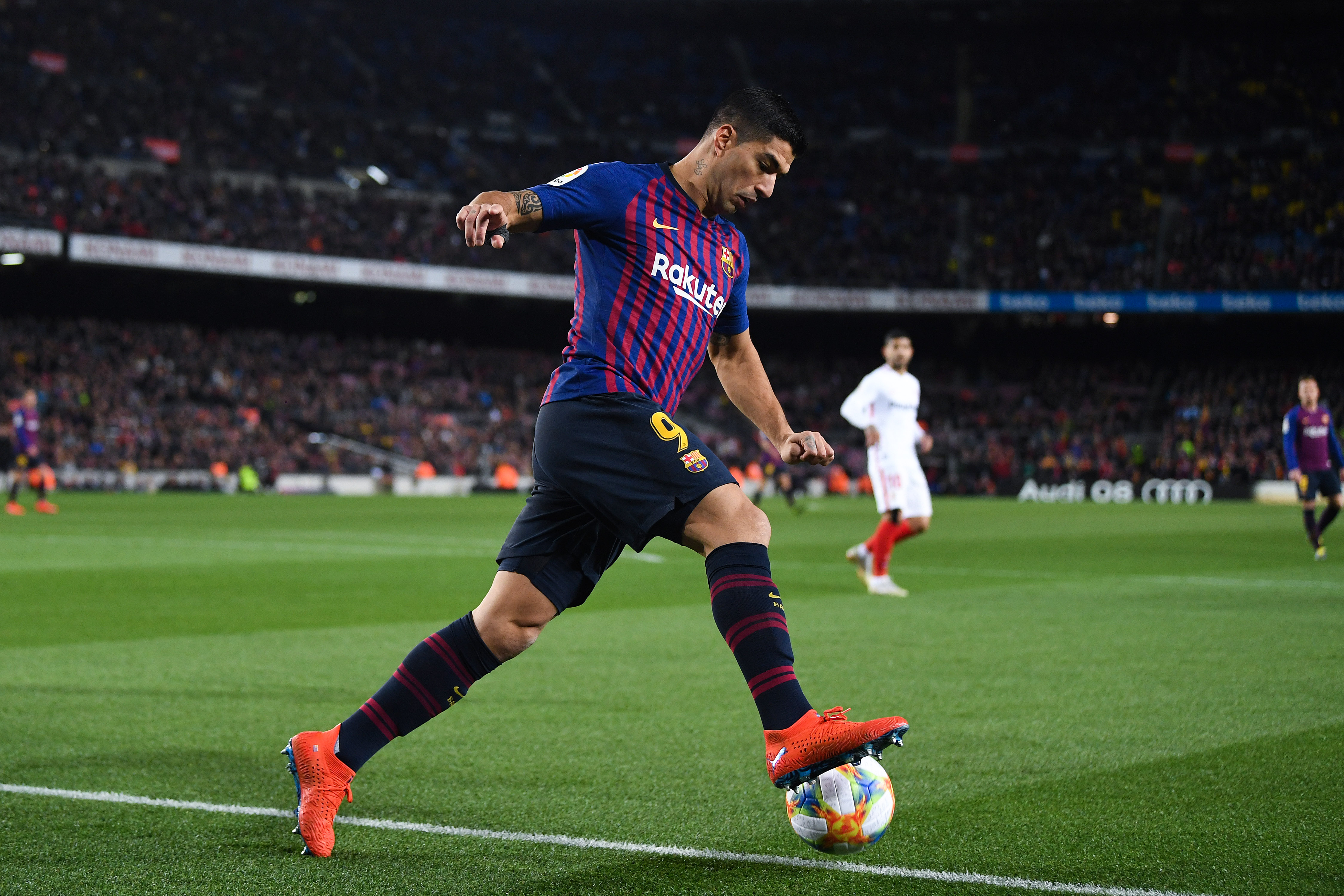 BARCELONA, SPAIN - JANUARY 30: Luis Suarez of FC Barcelona runs with the ball during the Copa del Quarter Final match between FC Barcelona and Sevilla FC at Nou Camp on January 30, 2019 in Barcelona, Spain. (Photo by David Ramos/Getty Images)