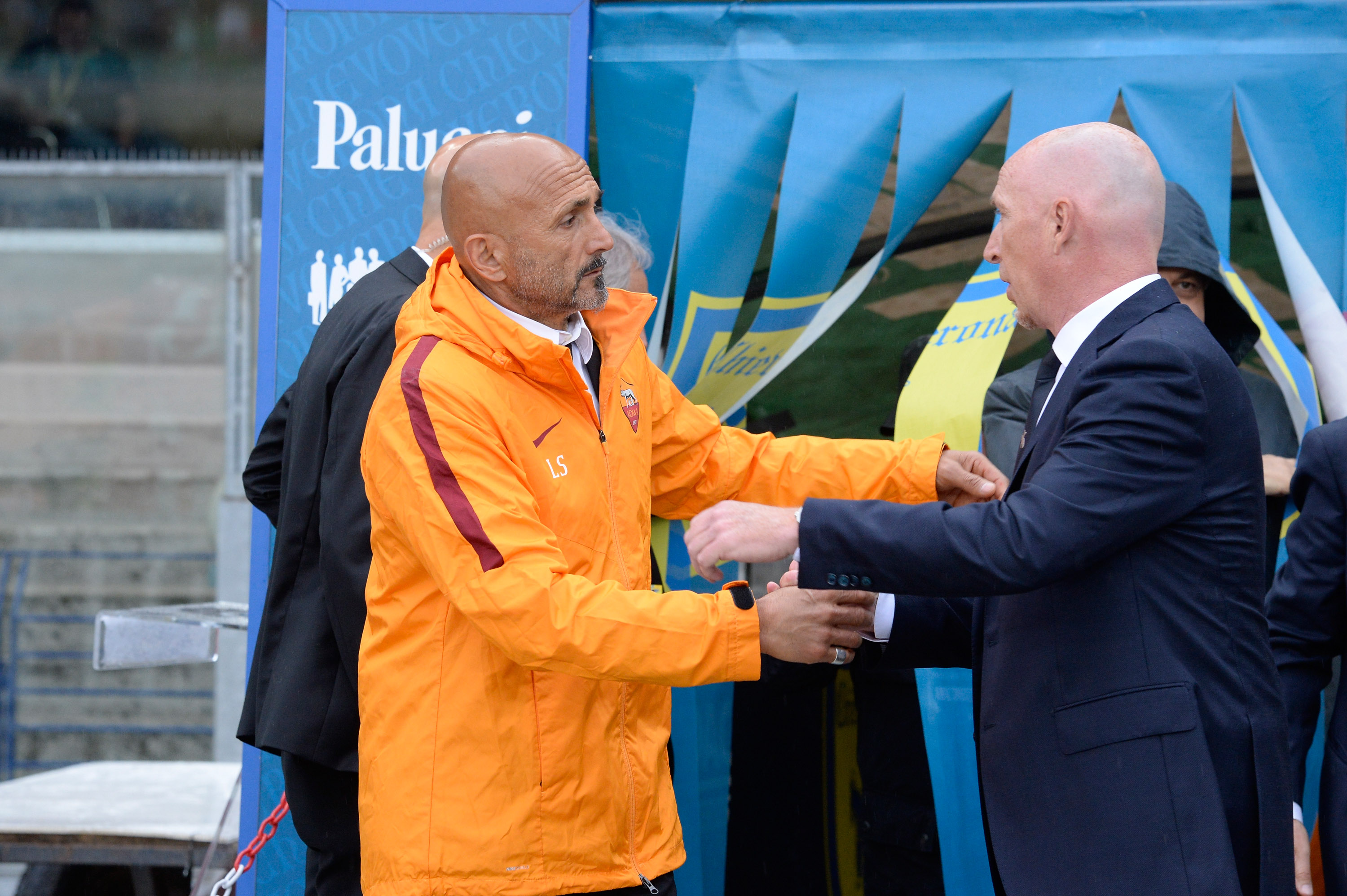 VERONA, ITALY - MAY 20:  Head coach of AS Roma Luciano Spalletti (L) shakes hands with Head coach  of ChievoVerona Rolando Maran during the Serie A match between AC ChievoVerona and AS Roma at Stadio Marc'Antonio Bentegodi on May 20, 2017 in Verona, Italy.  (Photo by Dino Panato/Getty Images)