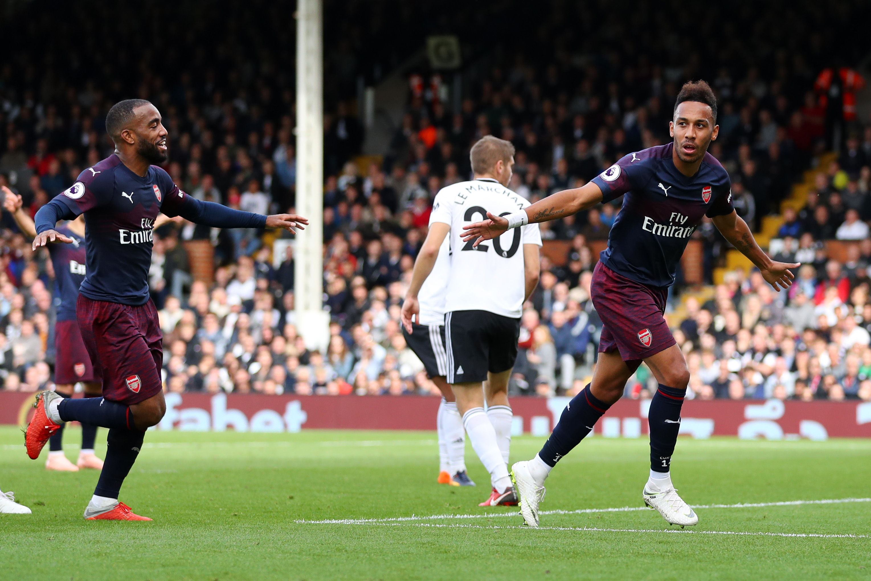 LONDON, ENGLAND - OCTOBER 07:  Pierre-Emerick Aubameyang of Arsenal celebrates with teammate Alexandre Lacazette after scoring his team's fourth goal during the Premier League match between Fulham FC and Arsenal FC at Craven Cottage on October 7, 2018 in London, United Kingdom.  (Photo by Catherine Ivill/Getty Images)