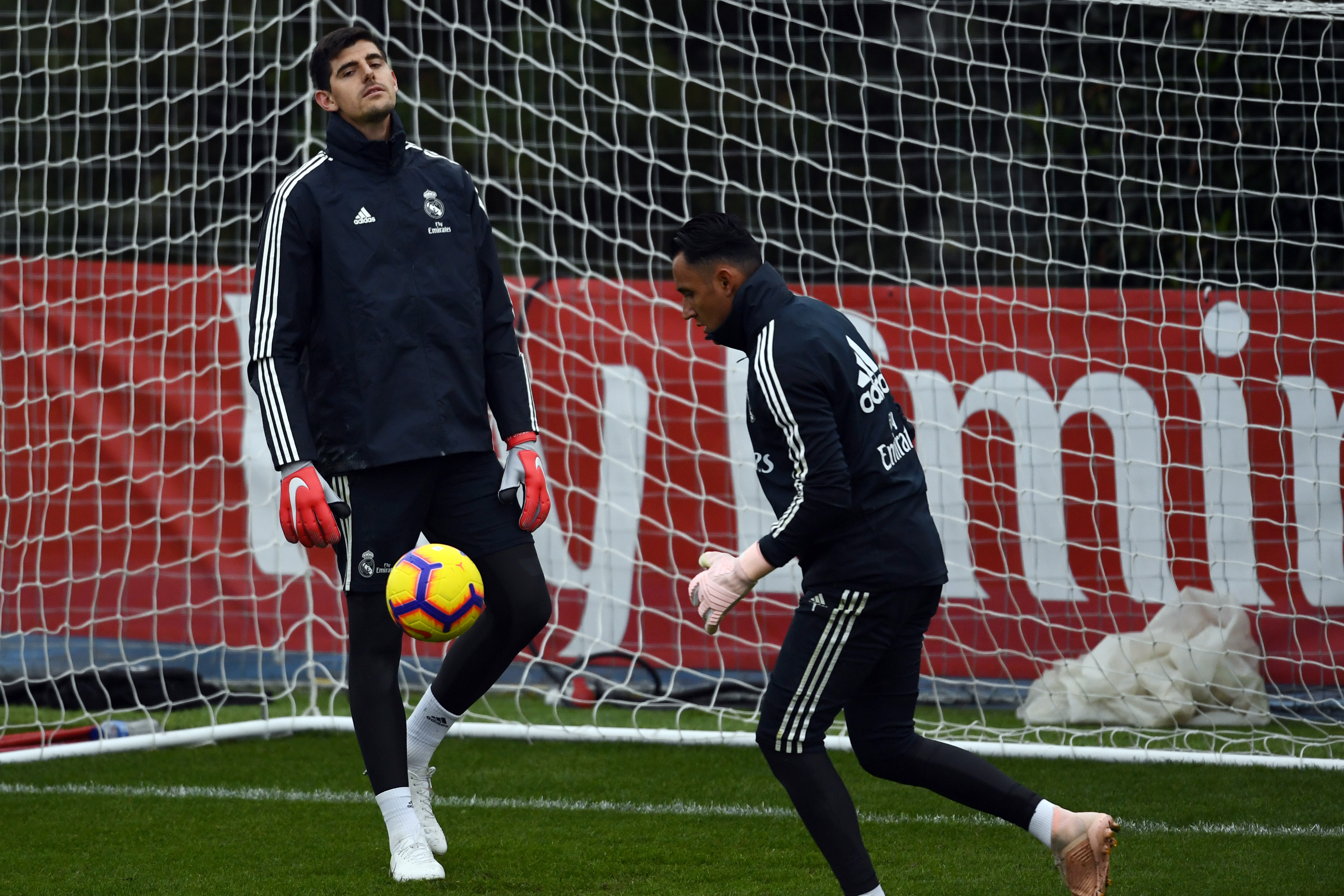 Real Madrid's Belgian goalkeeper Thibaut Courtois (L) and Real Madrid's Costa Rican goalkeeper Keylor Navas attend a training session at the Ciudad Real Madrid training facilities in Madrid's suburb of Valdebebas, on October 27, 2018 on the eve of the Spanish League "Clasico" football match Real Madrid CF vs FC Barcelona. (Photo by GABRIEL BOUYS / AFP)        (Photo credit should read GABRIEL BOUYS/AFP/Getty Images)