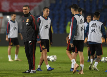 Spain's coach Luis Enrique (L) and players attends a training session at the Gran Canaria stadium in Las Palmas on November 17, 2018 on the eve of the international friendly football match between Spain and Bosnia and Herzegovina. (Photo by LLUIS GENE / AFP)        (Photo credit should read LLUIS GENE/AFP/Getty Images)