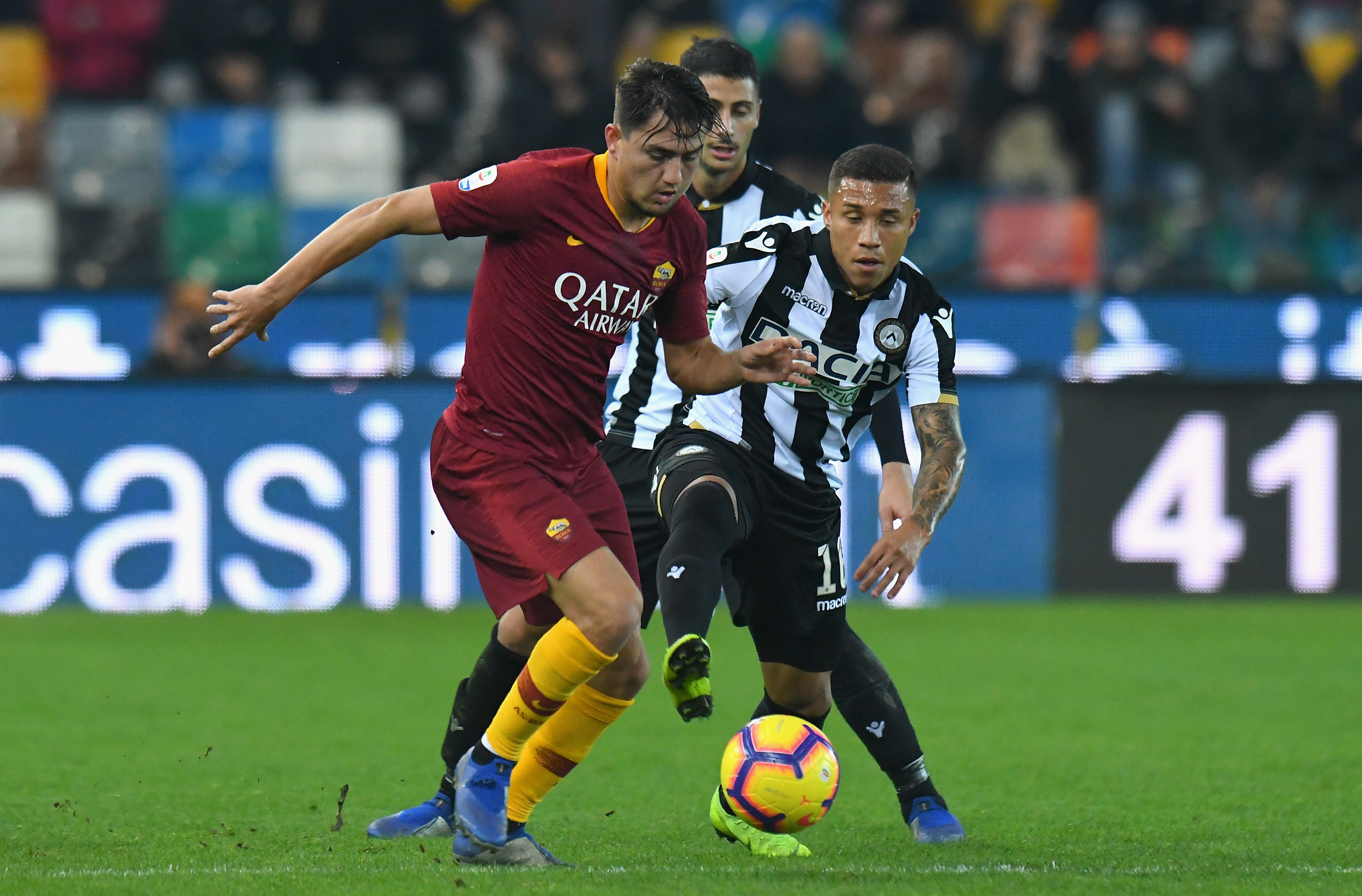 UDINE, ITALY - NOVEMBER 24: Cengiz Under of AS Roma competes for the ball with Darwin Machis of Udinese Calcio during the Serie A match between Udinese and AS Roma at Stadio Friuli on November 24, 2018 in Udine, Italy.  (Photo by Alessandro Sabattini/Getty Images)