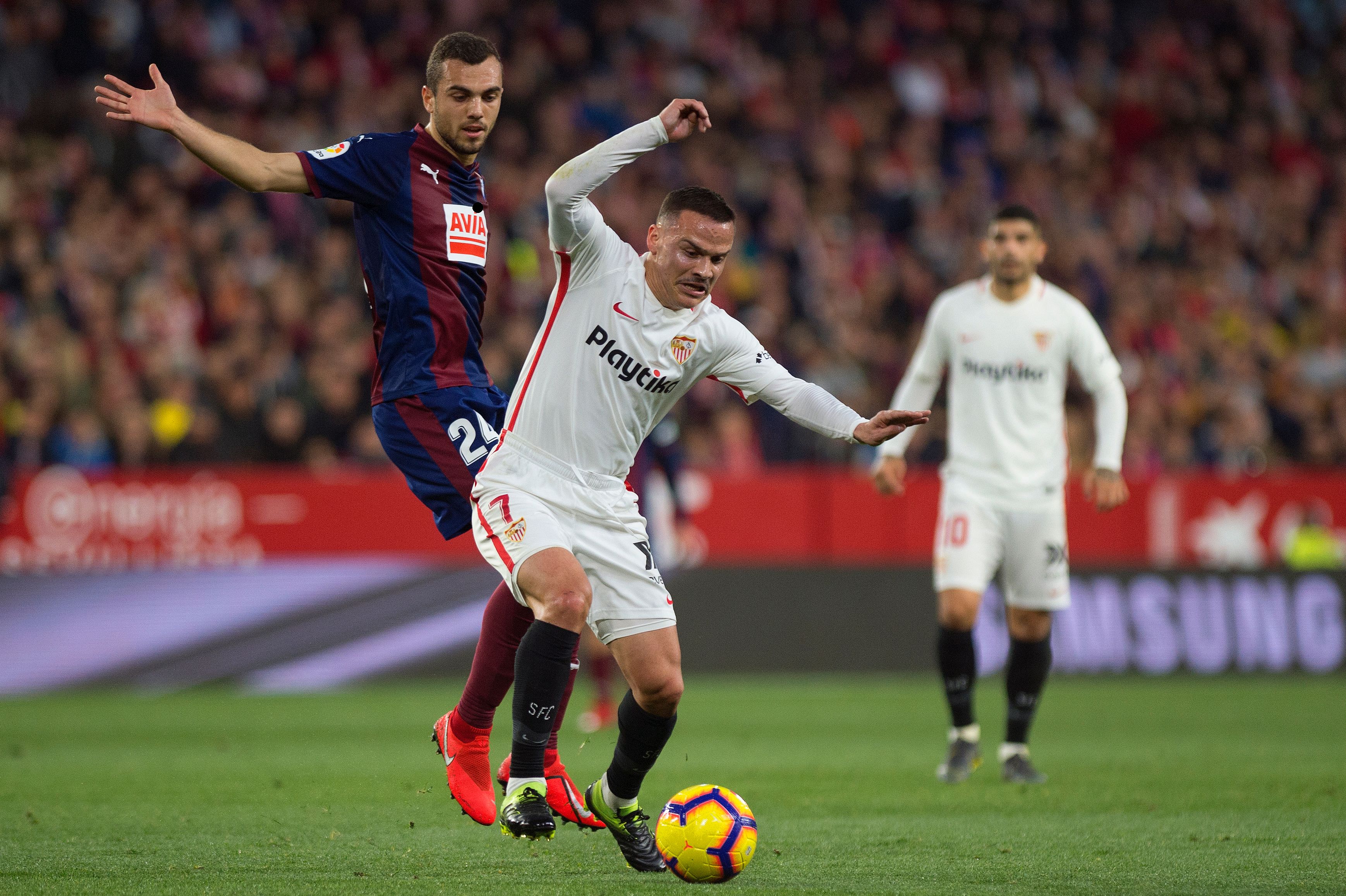 Eibar's Spanish midfielder Joan Jordan (L) fights for the ball with Sevilla's Spanish midfielder Roque Mesa during the Spanish league football match Sevilla FC against SD Eibar at the Ramon Sanchez Pizjuan stadium in Sevilla on February 10, 2019. (Photo by JORGE GUERRERO / AFP)        (Photo credit should read JORGE GUERRERO/AFP/Getty Images)