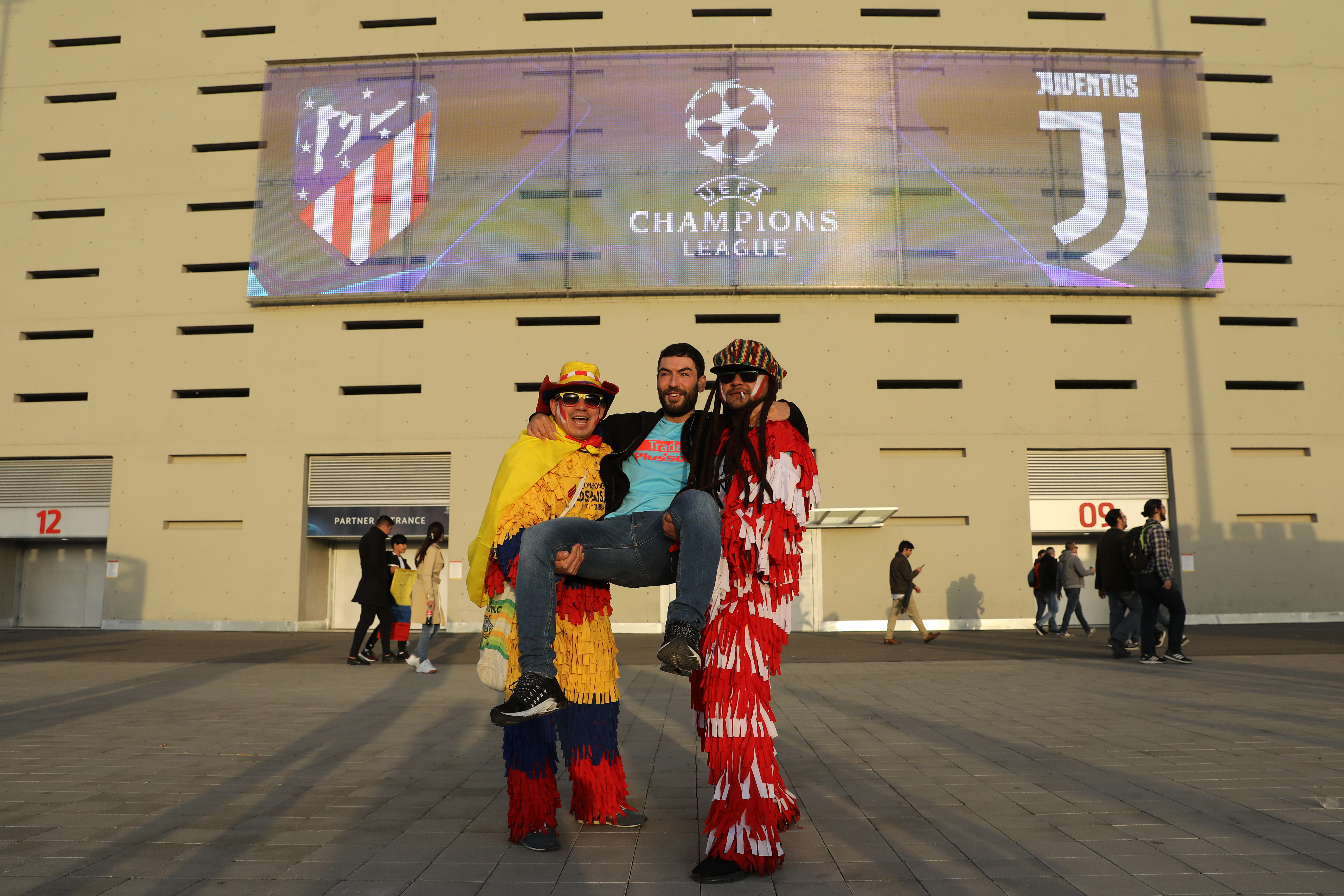MADRID, SPAIN - FEBRUARY 20: Fans pose for a photo outside the stadium prior to the UEFA Champions League Round of 16 First Leg match between Club Atletico de Madrid and Juventus at Estadio Wanda Metropolitano on February 20, 2019 in Madrid, Spain.  (Photo by Gonzalo Arroyo Moreno/Getty Images)