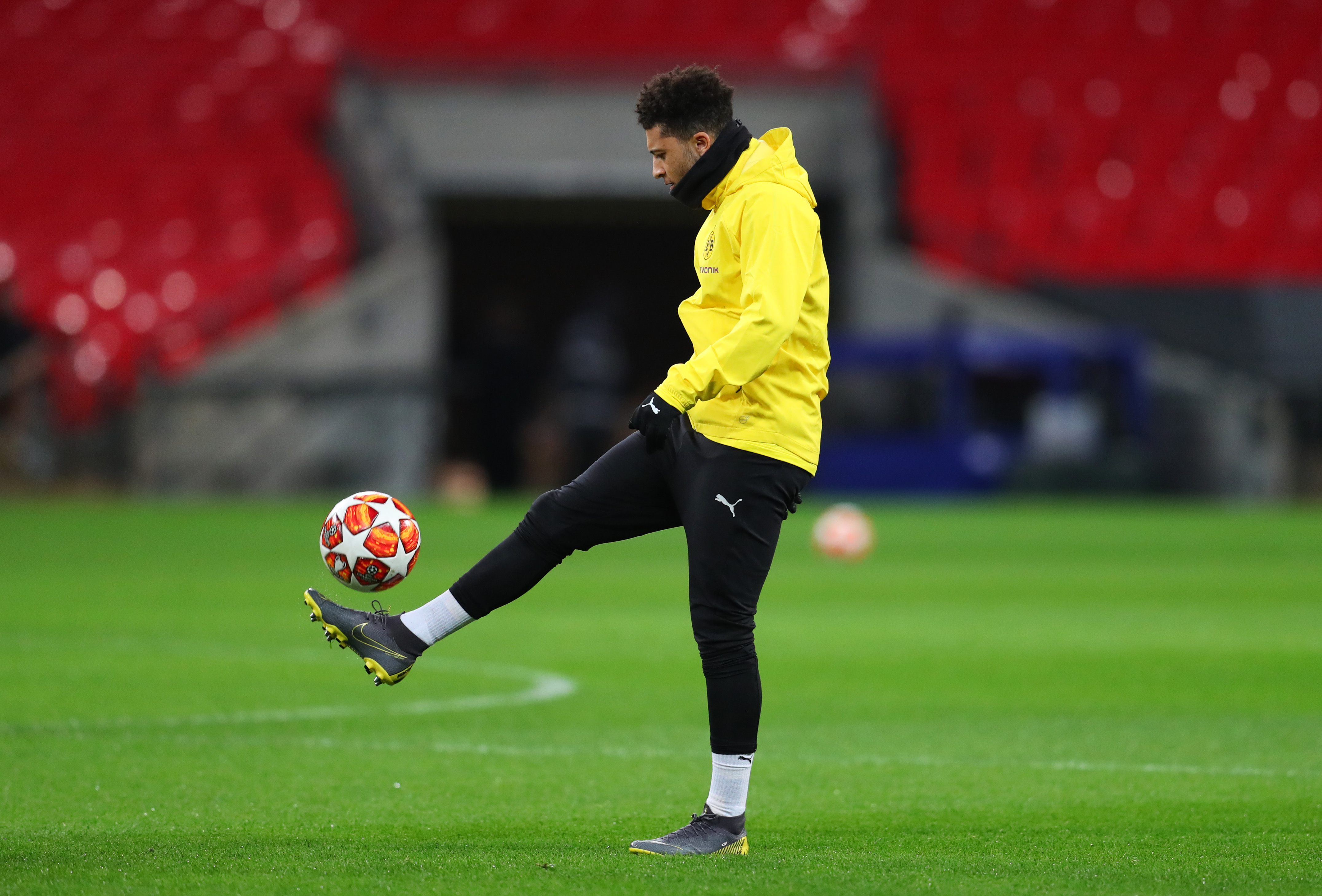 LONDON, ENGLAND - FEBRUARY 12:  Jadon Sancho juggles the ball during a Borussia Dortmund training session at Wembley Stadium on February 12, 2019 in London, England. (Photo by Catherine Ivill/Getty Images)