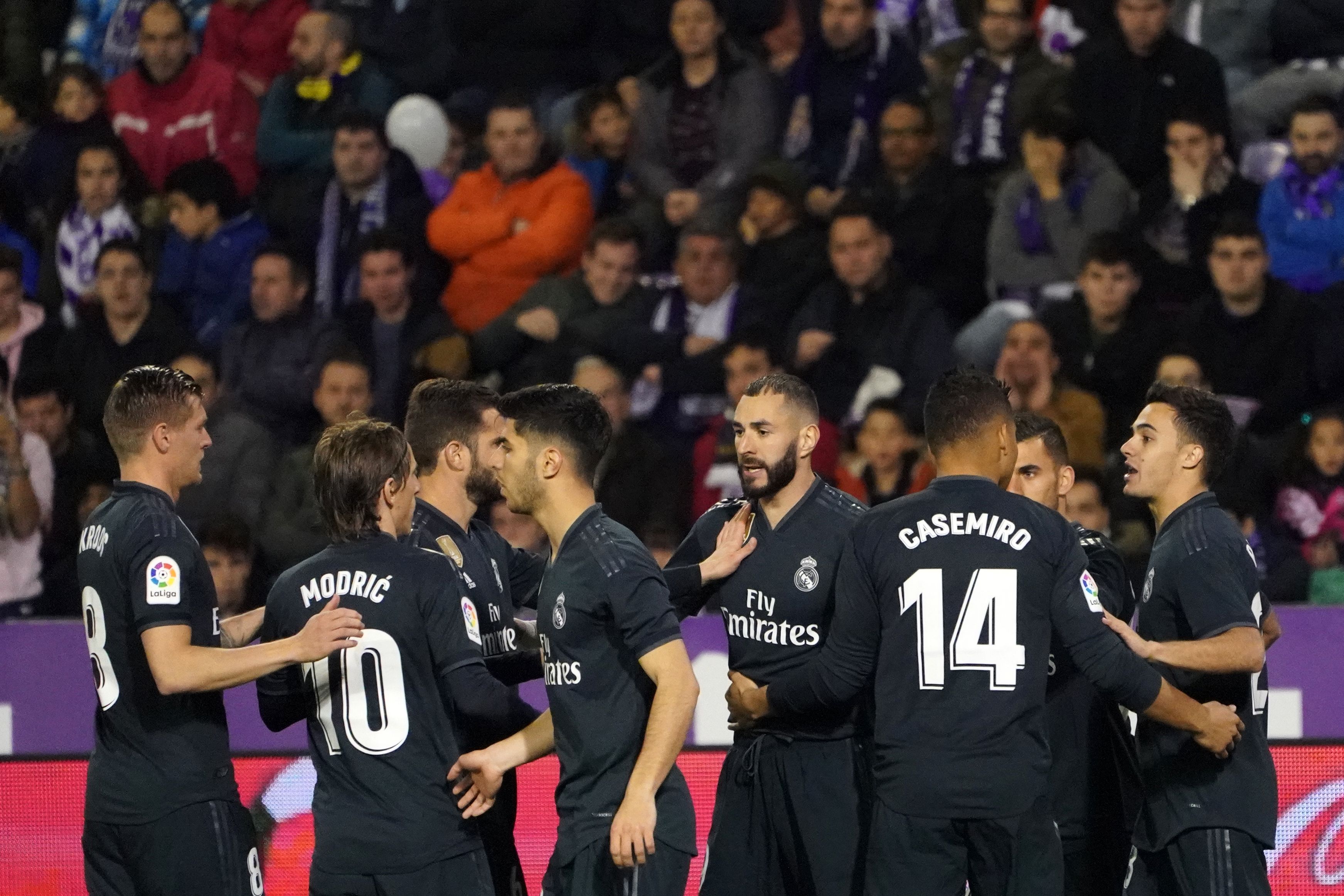 Real Madrid's French forward Karim Benzema (C) celebrates a goal with teammates during the Spanish league football match between Real Valladolid FC and Real Madrid CF at the Jose Zorrilla stadium in Valladolid on March 10, 2019. (Photo by CESAR MANSO / AFP)        (Photo credit should read CESAR MANSO/AFP/Getty Images)
