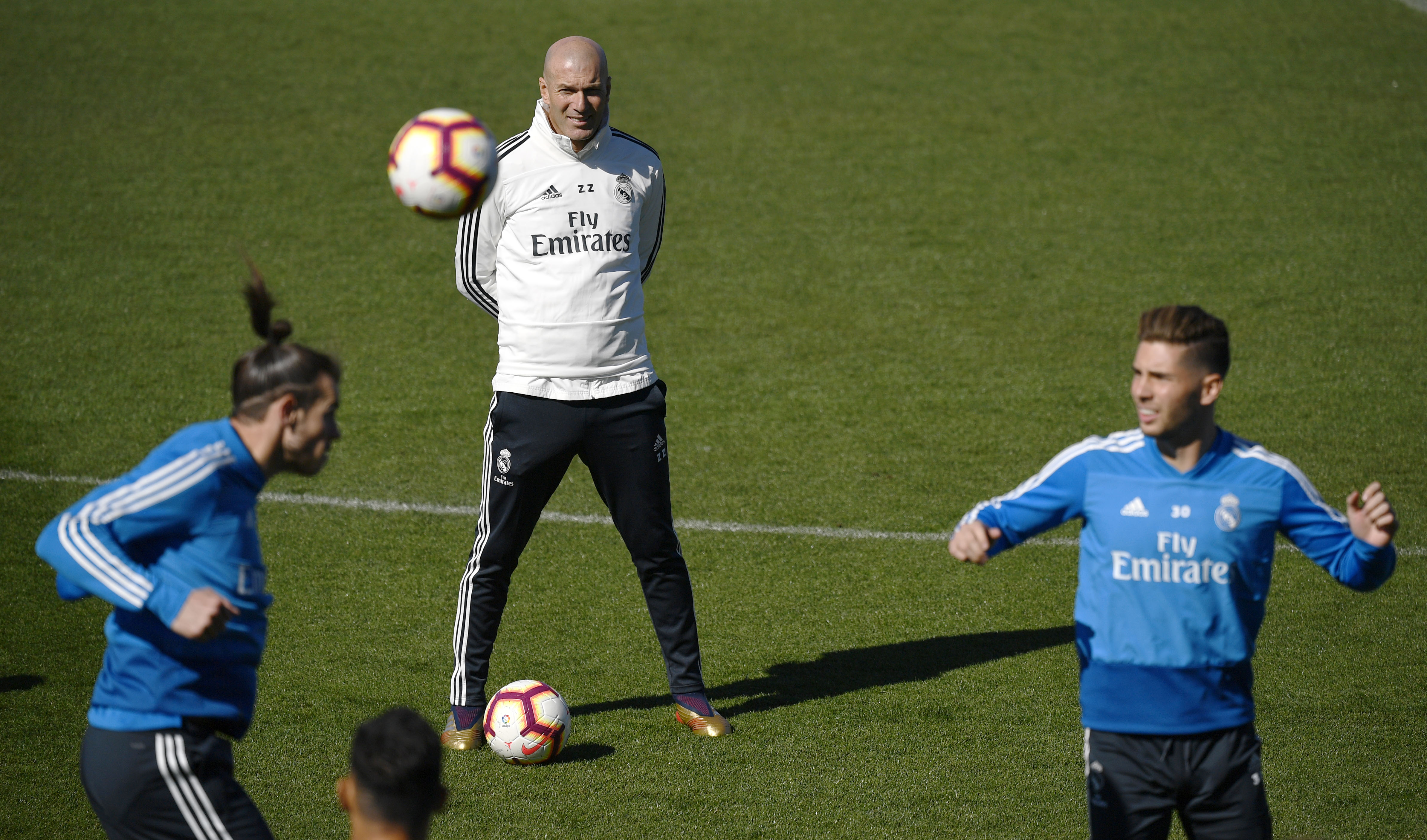 Real Madrid's French coach Zinedine Zidane (C) watches his son, Real Madrid's French goalkeeper Luca Zidane (R) and Real Madrid's Welsh forward Gareth Bale during a training session at the Valdebebas training facilities in Madrid on March 15, 2019. (Photo by GABRIEL BOUYS / AFP)        (Photo credit should read GABRIEL BOUYS/AFP/Getty Images)