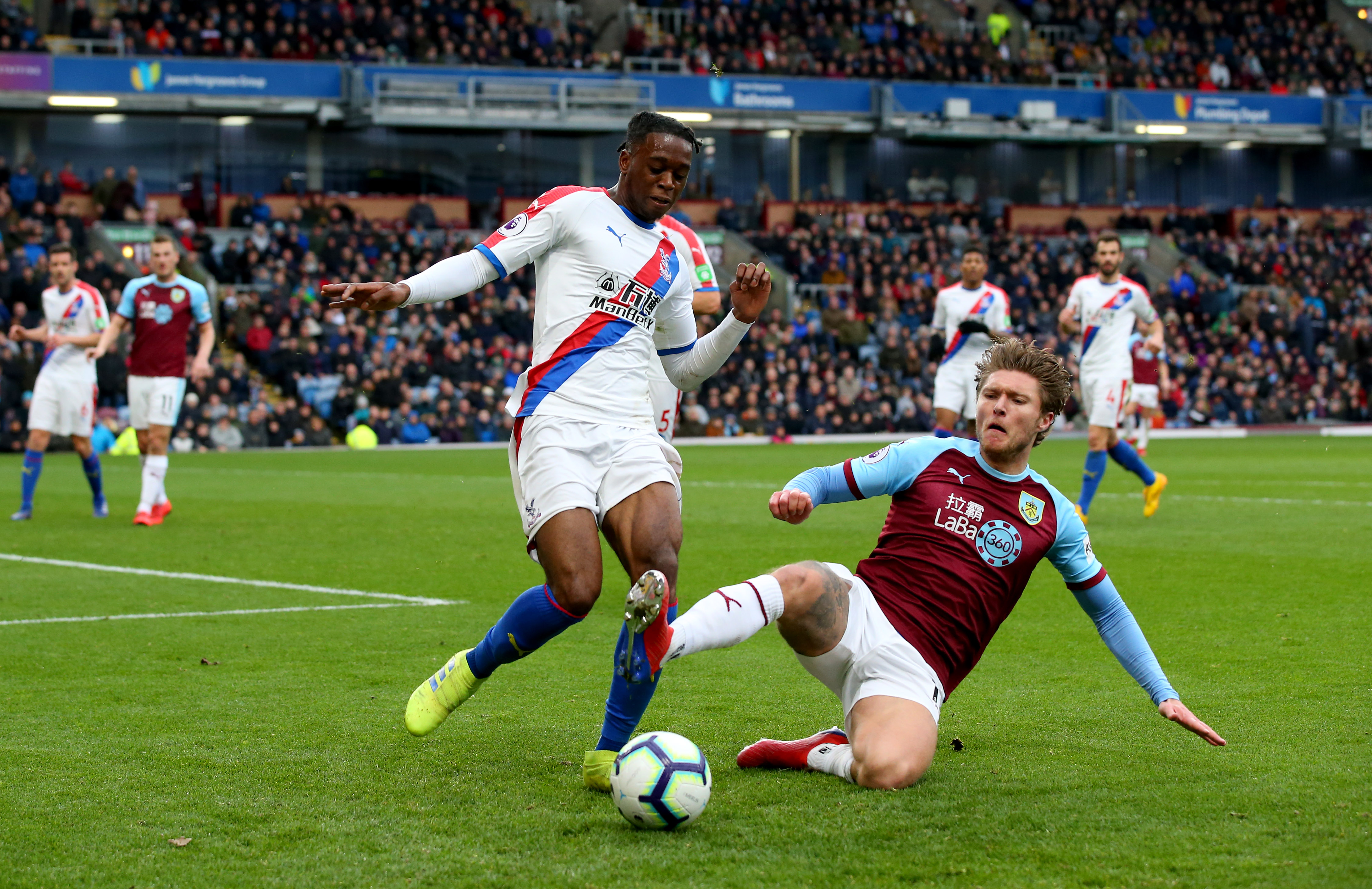 BURNLEY, ENGLAND - MARCH 02: Aaron Wan-Bissaka of Crystal Palace is challenged by Jeff Hendrick of Burnley during the Premier League match between Burnley FC and Crystal Palace at Turf Moor on March 02, 2019 in Burnley, United Kingdom. (Photo by Alex Livesey/Getty Images)