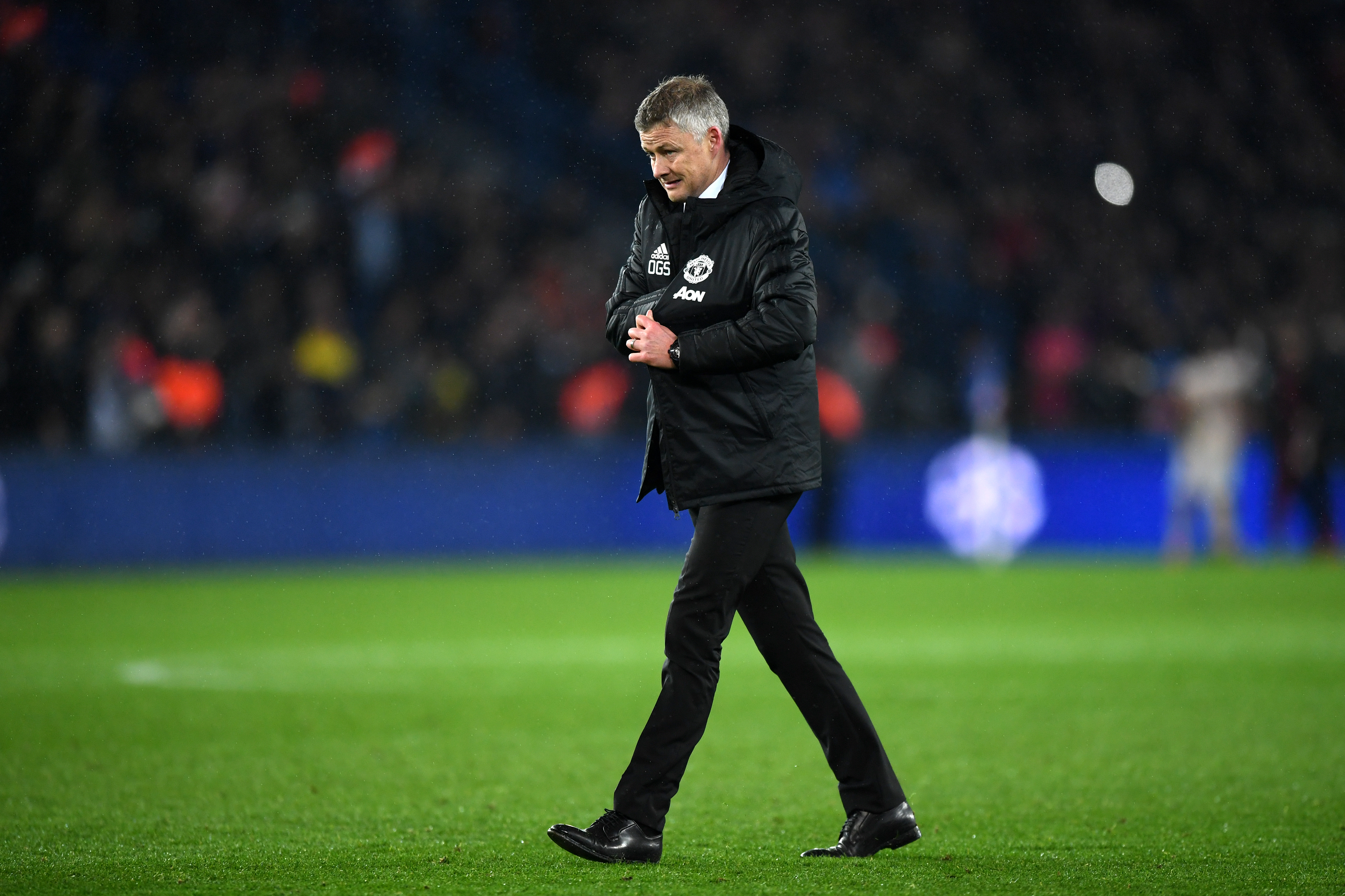 PARIS, FRANCE - MARCH 06:  Ole Gunnar Solskjaer, Manager of Manchester United leaves the pitch during the UEFA Champions League Round of 16 Second Leg match between Paris Saint-Germain and Manchester United at Parc des Princes on March 06, 2019 in Paris, . (Photo by Shaun Botterill/Getty Images)