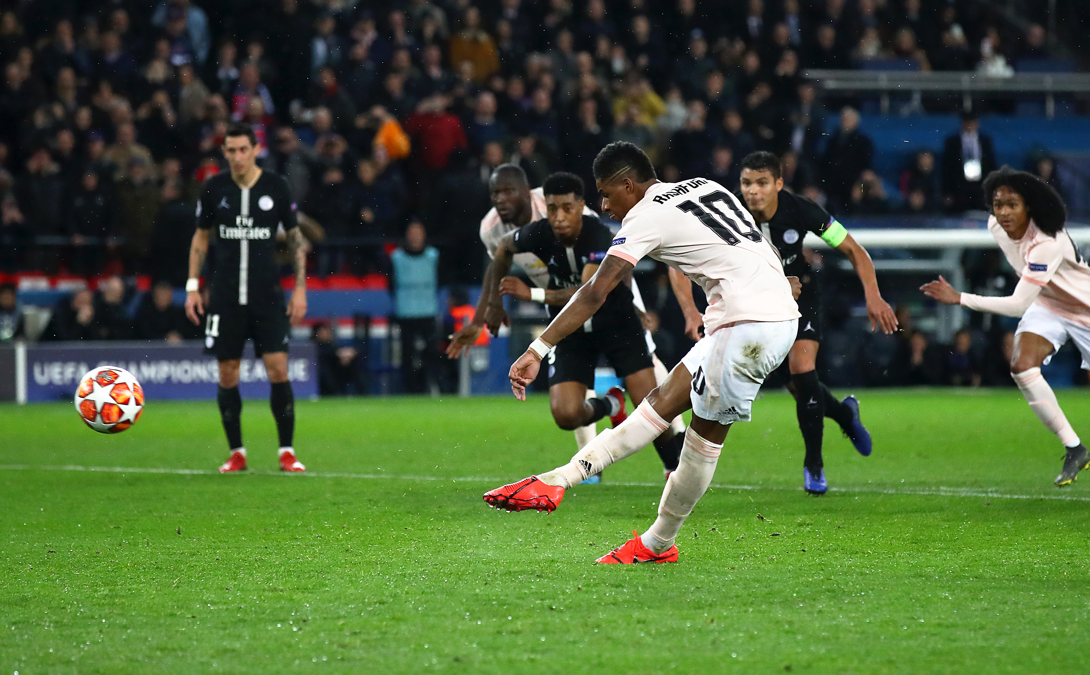 PARIS, FRANCE - MARCH 06:  Marcus Rashford of Manchester United shoots and scores his first competitive penalty for Manchester United during the UEFA Champions League Round of 16 Second Leg match between Paris Saint-Germain and Manchester United at Parc des Princes on March 06, 2019 in Paris, France. (Photo by Julian Finney/Getty Images)