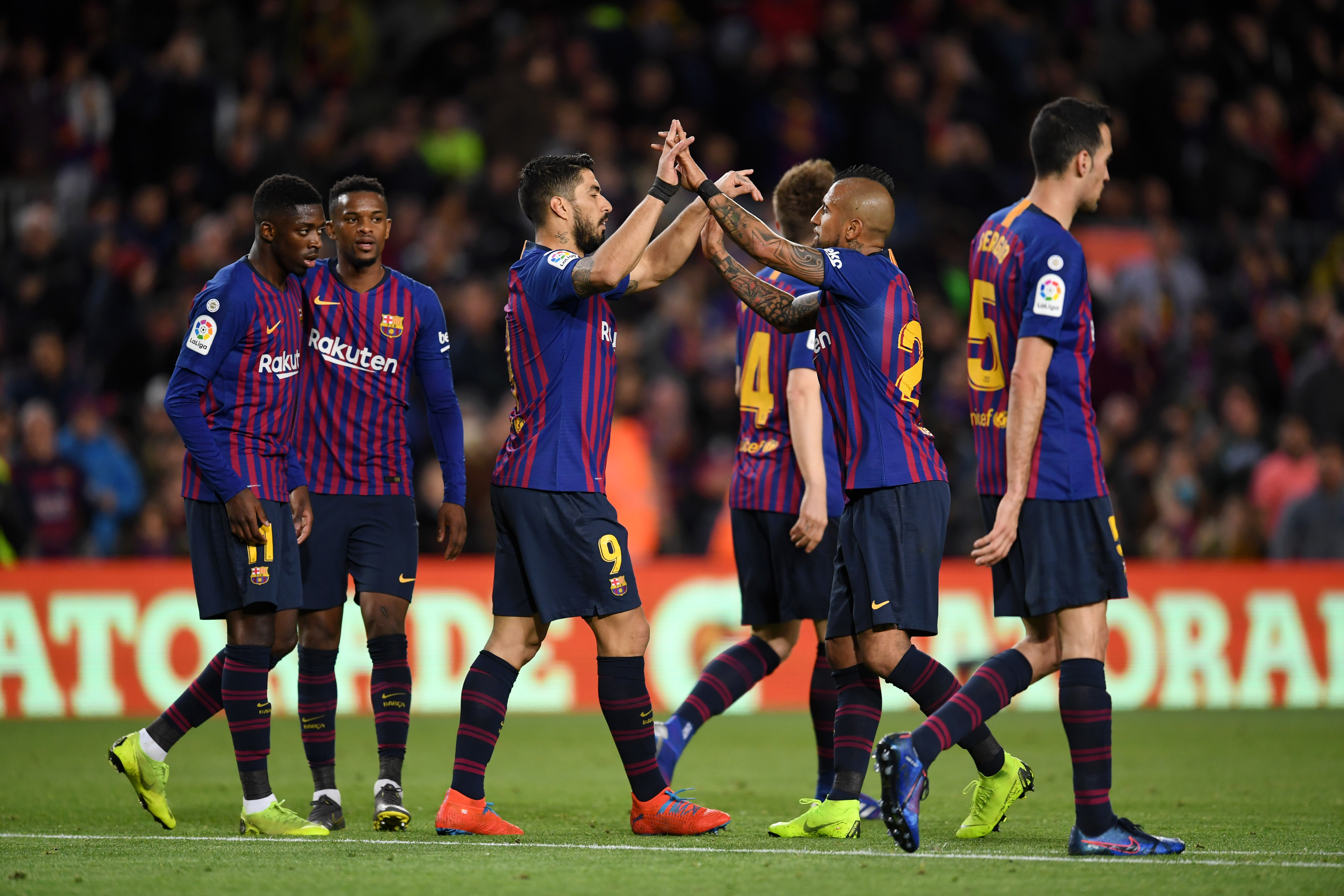 BARCELONA, SPAIN - MARCH 09: Luis Suarez of Barcelona celebrates with teammate Arturo Vidal after scoring his team's third goal during the La Liga match between FC Barcelona and Rayo Vallecano de Madrid at Camp Nou on March 09, 2019 in Barcelona, Spain. (Photo by David Ramos/Getty Images)