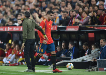 VALENCIA, SPAIN - MARCH 23: Alvaro Morata of Spain shakes hands with Luis Enrique, Manager of Spain after being substituted  during the 2020 UEFA European Championships group F qualifying match between Spain and Norway at Estadio Mestalla on March 23, 2019 in Valencia, Spain. (Photo by Denis Doyle/Getty Images)