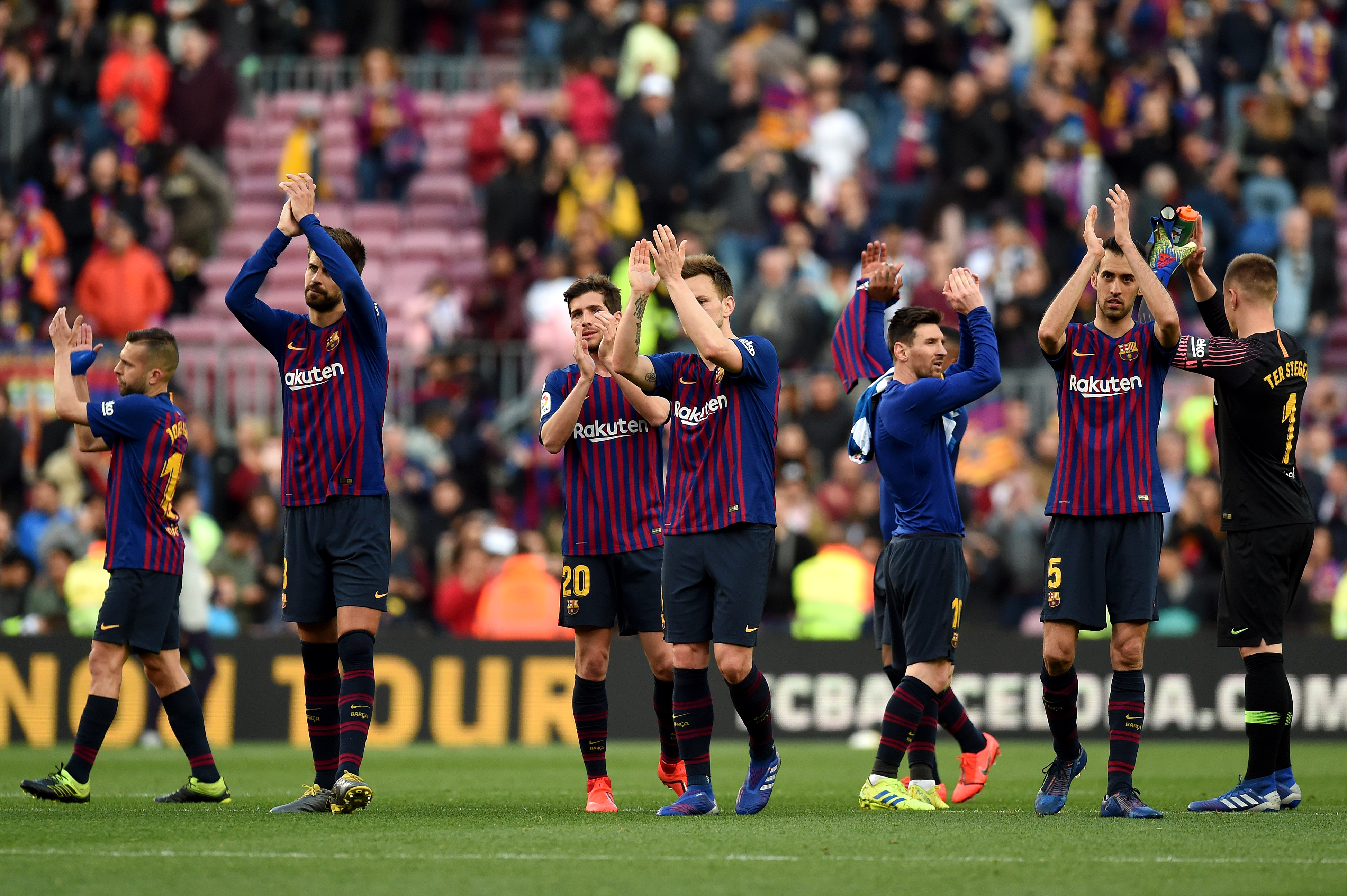 BARCELONA, SPAIN - MARCH 30: Barcelona players acknowledge the fans following the La Liga match between FC Barcelona and RCD Espanyol at Camp Nou on March 30, 2019 in Barcelona, Spain. (Photo by Alex Caparros/Getty Images)