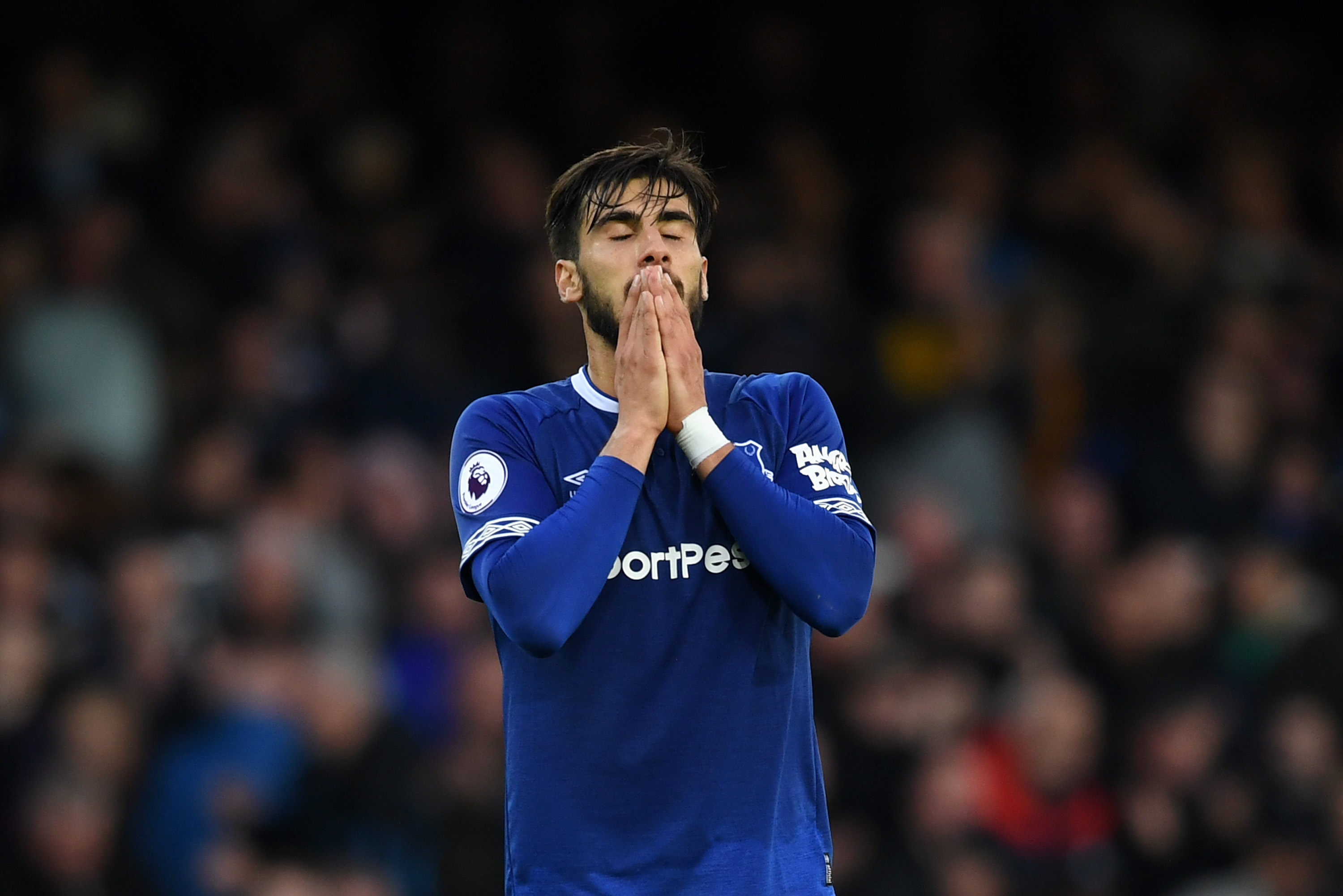 LIVERPOOL, ENGLAND - OCTOBER 21:  André Gomes of Everton reacts during the Premier League match between Everton FC and Crystal Palace at Goodison Park on October 21, 2018 in Liverpool, United Kingdom.  (Photo by Michael Regan/Getty Images)
