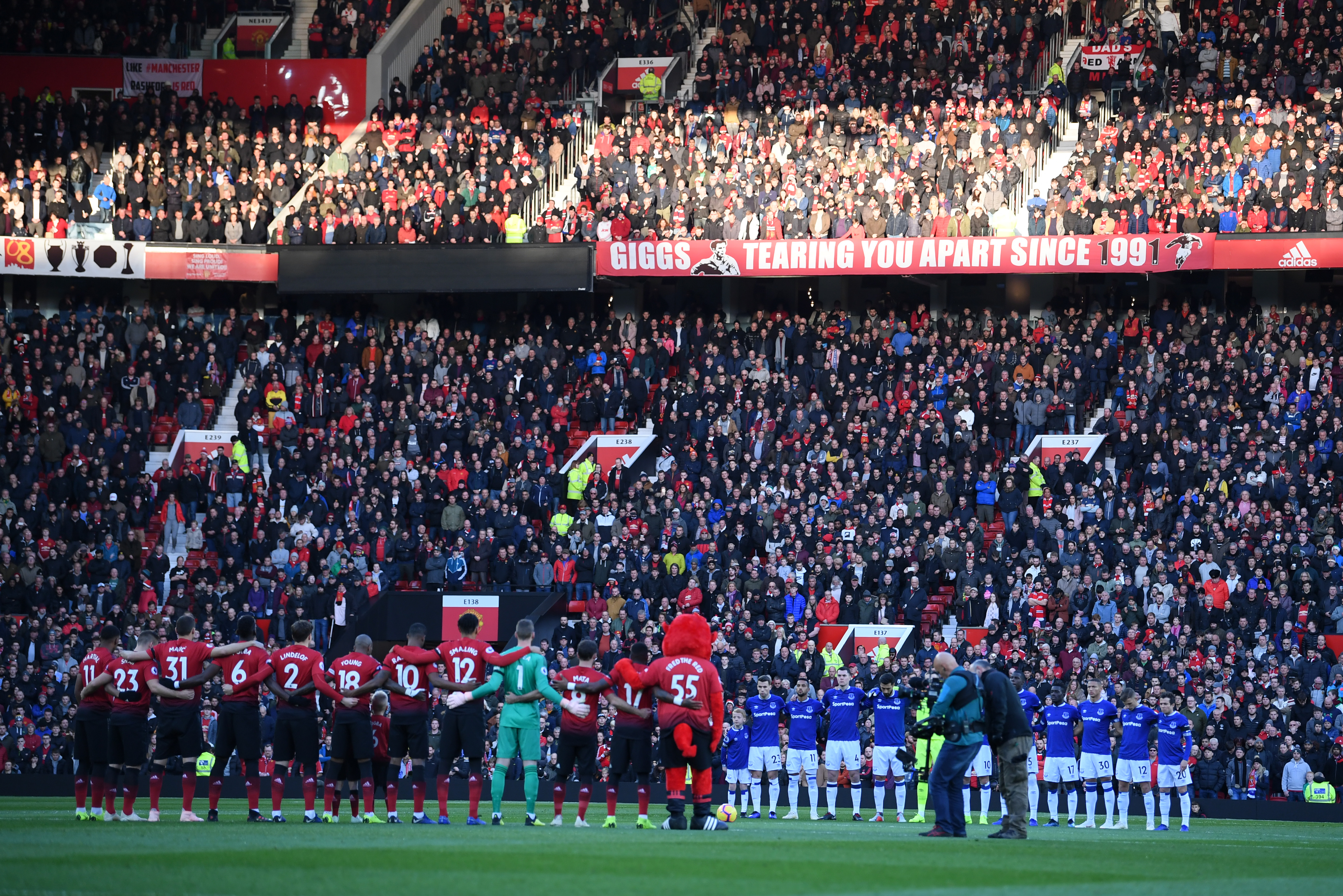 MANCHESTER, ENGLAND - OCTOBER 28:  Players of Manchester United and Everton take part in a minute of silence prior to the Premier League match between Manchester United and Everton FC at Old Trafford on October 28, 2018 in Manchester, United Kingdom.  (Photo by Laurence Griffiths/Getty Images)