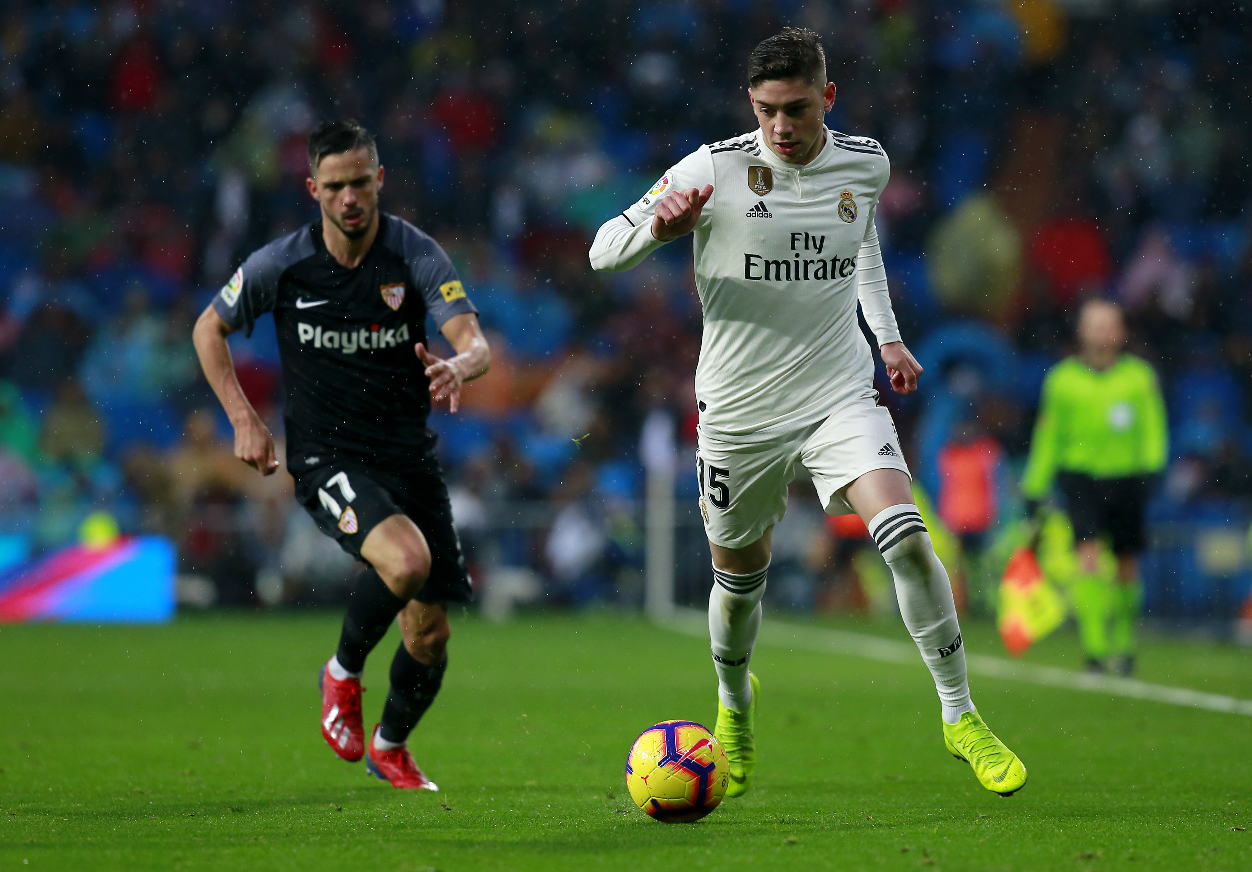MADRID, SPAIN - JANUARY 19: Federico Valverde of Real Madrid runs with the ball during the La Liga match between Real Madrid CF and Sevilla FC at Estadio Santiago Bernabeu on January 19, 2019 in Madrid, Spain.  (Photo by Gonzalo Arroyo Moreno/Getty Images)