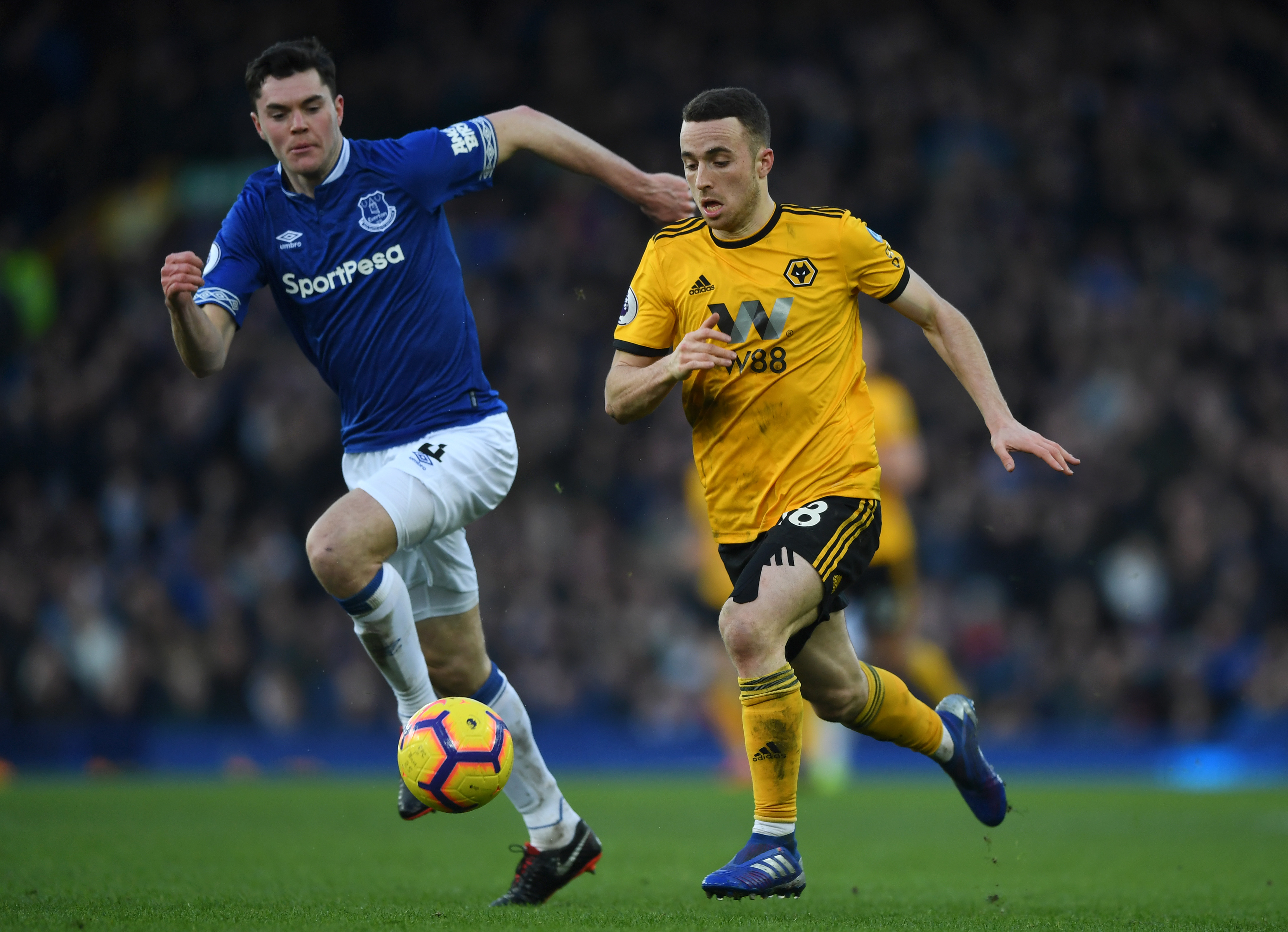 LIVERPOOL, ENGLAND - FEBRUARY 02: Diogo Jota of Wolverhampton Wanderers gets away from Michael Keane of Everton during the Premier League match between Everton FC and Wolverhampton Wanderers at Goodison Park on February 2, 2019 in Liverpool, United Kingdom.  (Photo by Gareth Copley/Getty Images)