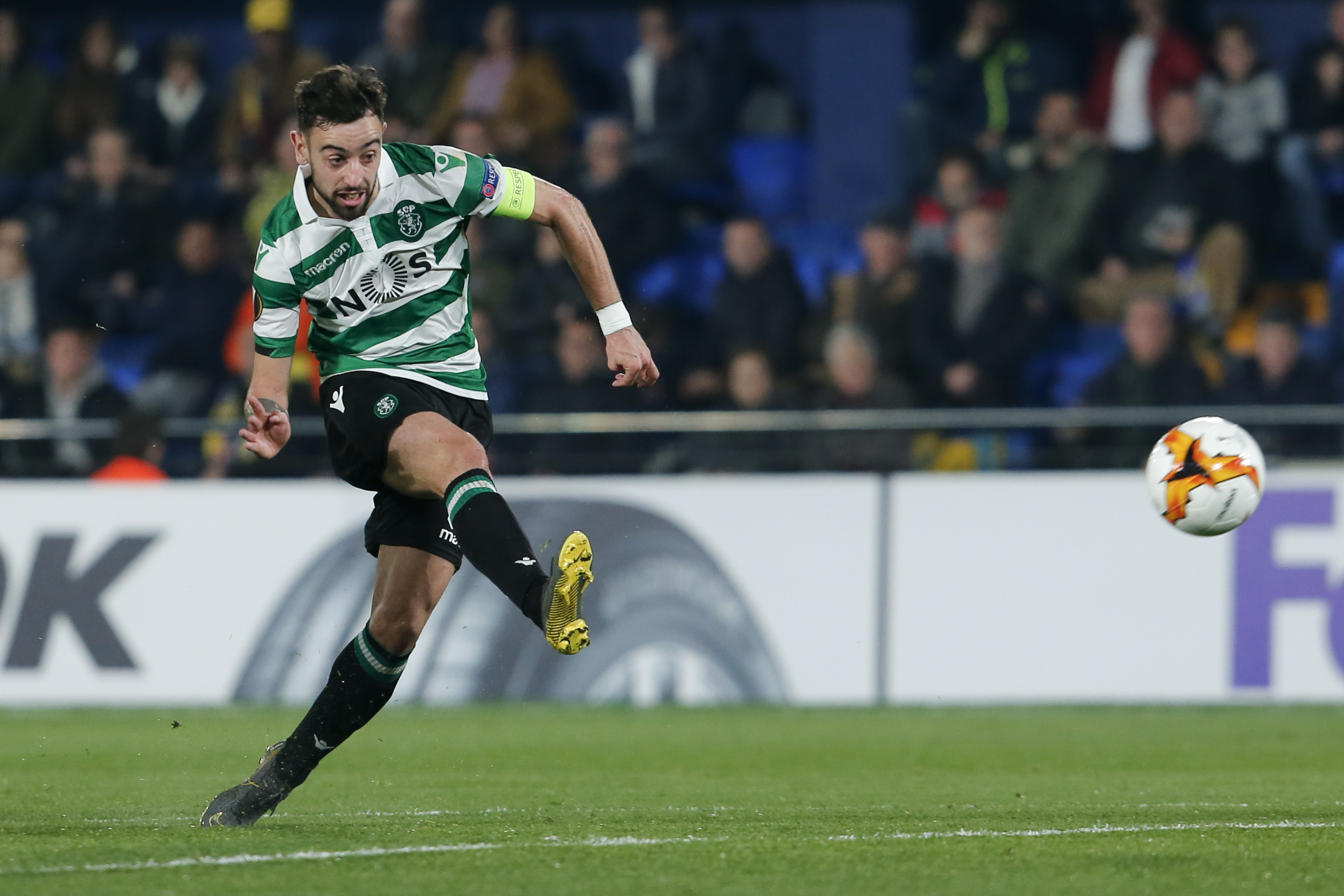 TOPSHOT - Sporting's Portuguese midfielder Bruno Fernandes scores during the UEFA Europa League round of 32 second leg football match between Villarreal CF and Sporting CP at the Ceramica stadium in Villarreal on February 21, 2019. (Photo by PAU BARRENA / AFP)        (Photo credit should read PAU BARRENA/AFP/Getty Images)