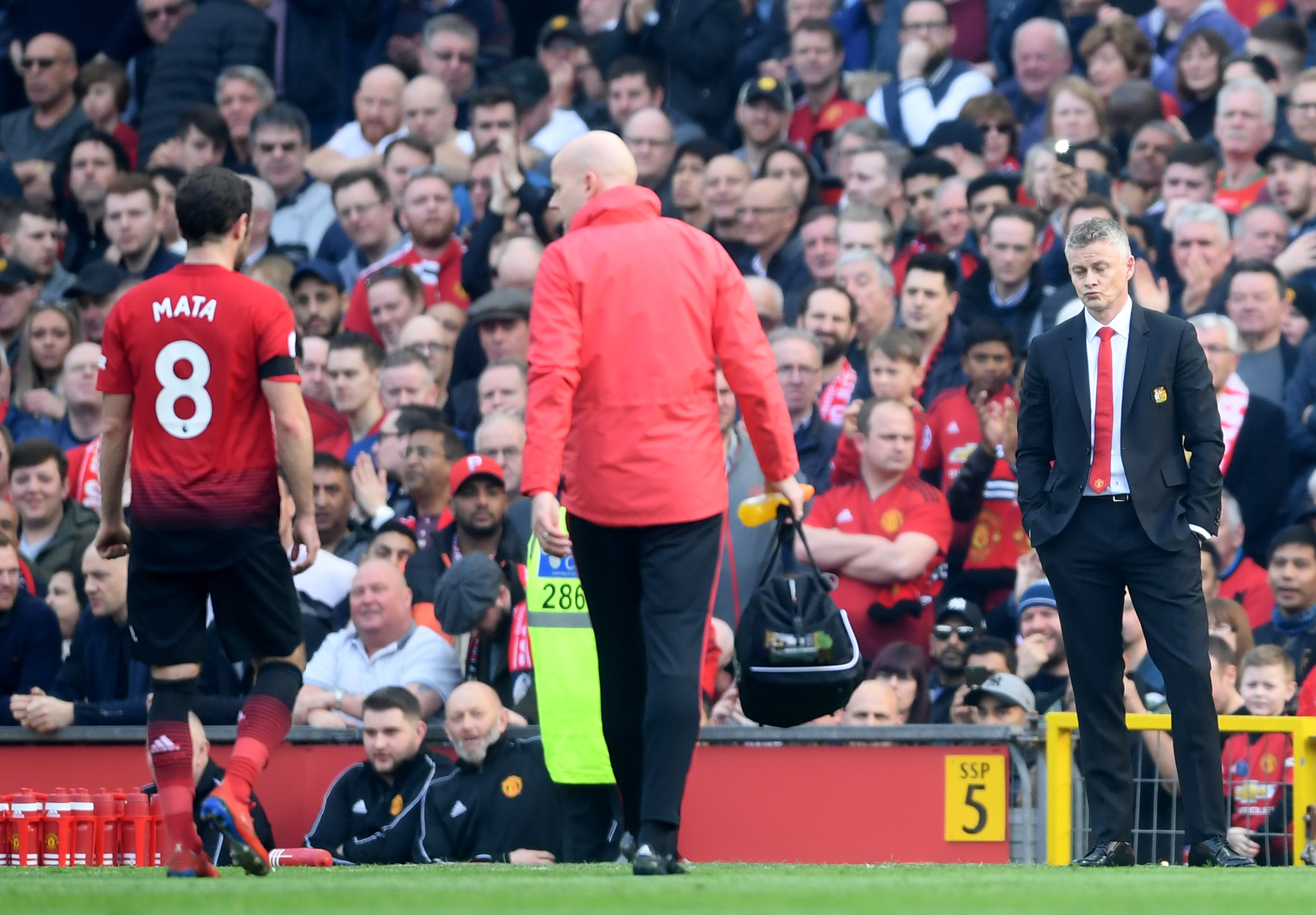 MANCHESTER, ENGLAND - FEBRUARY 24:  Ole Gunnar Solskjaer, Interim Manager of Manchester United reacts as Juan Mata of Manchester United leaves the pitch due to injury during the Premier League match between Manchester United and Liverpool FC at Old Trafford on February 24, 2019 in Manchester, United Kingdom.  (Photo by Laurence Griffiths/Getty Images)