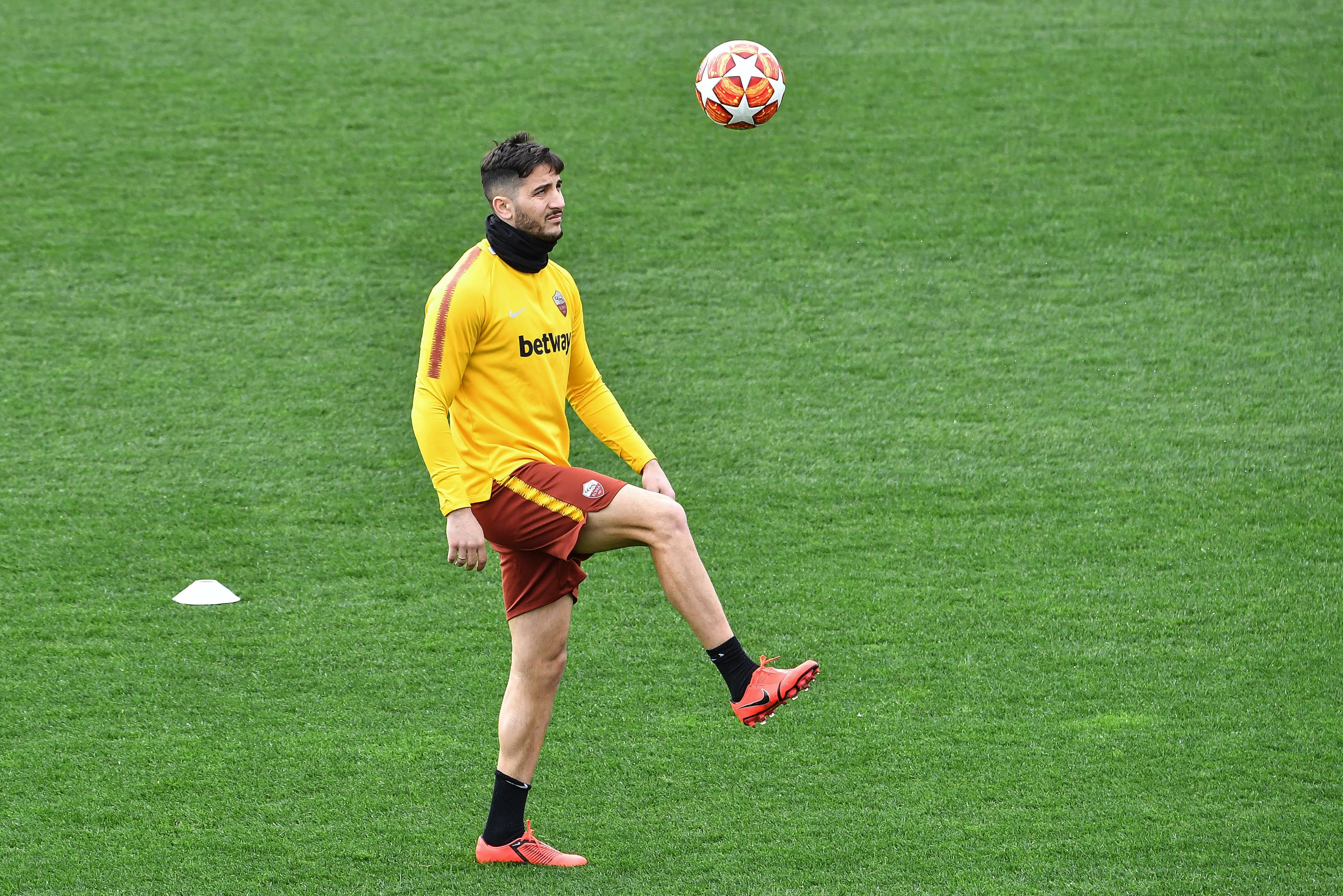 AS Roma's Greek defender Konstantinos Manolas juggles with a ball during a training session at AS Roma's training ground in Trigoria, south of Rome on March 5, 2019, on the eve of their UEFA Champions League round of 16 second leg football match FC Porto vs AS Roma. (Photo by Andreas SOLARO / AFP)        (Photo credit should read ANDREAS SOLARO/AFP/Getty Images)