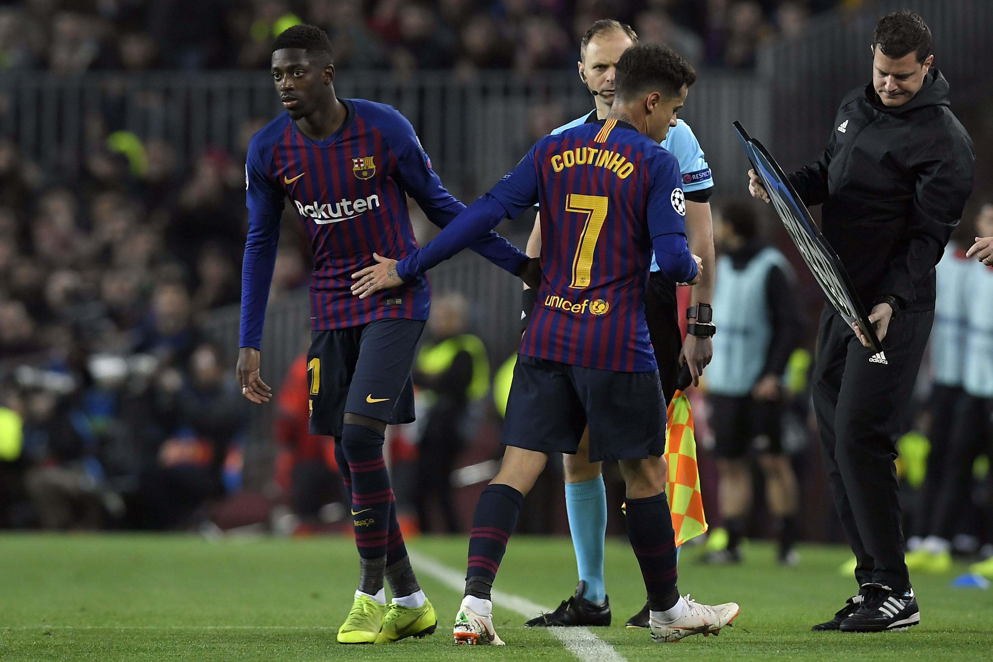 Barcelona's Brazilian midfielder Philippe Coutinho (C) greets Barcelona's French forward Ousmane Dembele (L) as he leaves the pitch during the UEFA Champions League round of 16, second leg football match between FC Barcelona and Olympique Lyonnais at the Camp Nou stadium in Barcelona on March 13, 2019. (Photo by LLUIS GENE / AFP)        (Photo credit should read LLUIS GENE/AFP/Getty Images)