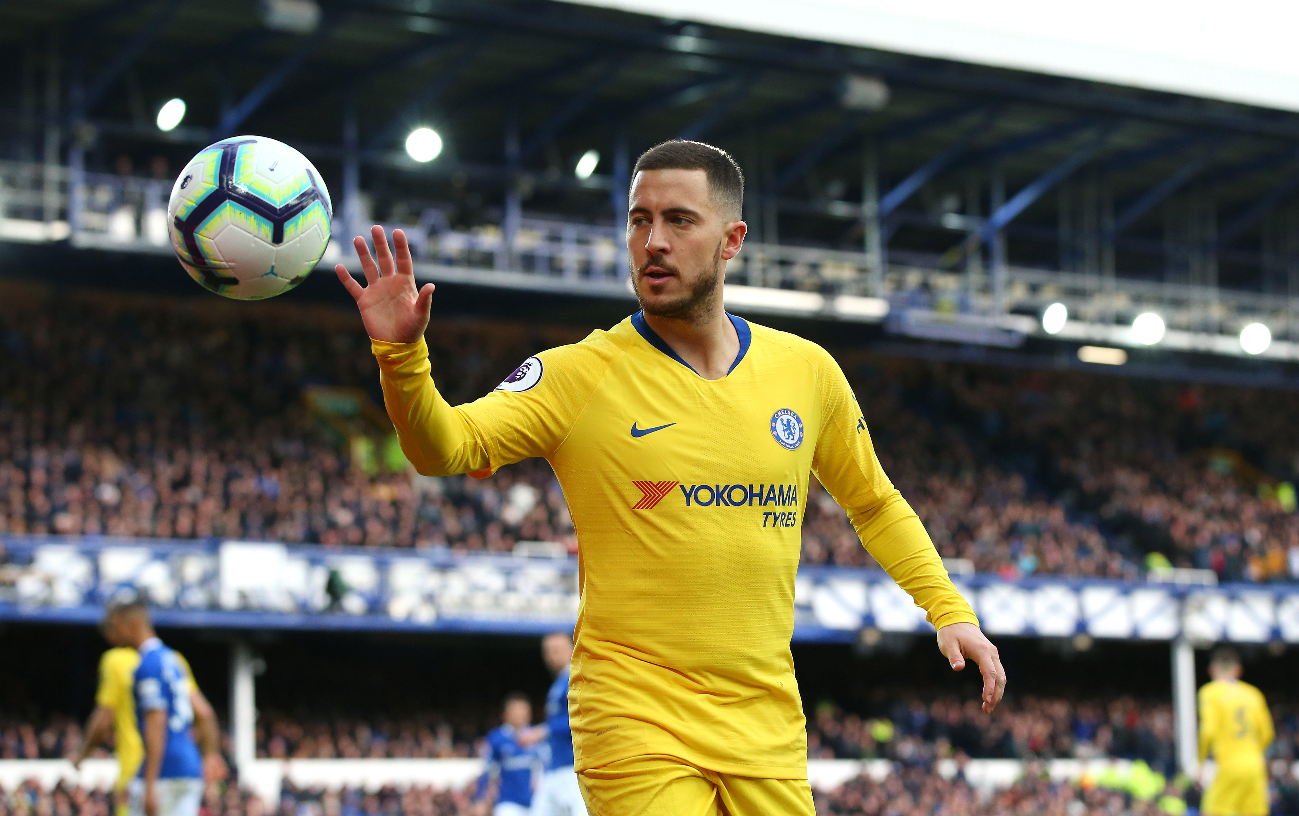 LIVERPOOL, ENGLAND - MARCH 17: Eden Hazard of Chelsea FC collects the ball during the Premier League match between Everton FC and Chelsea FC at Goodison Park on March 17, 2019 in Liverpool, United Kingdom. (Photo by Alex Livesey/Getty Images)