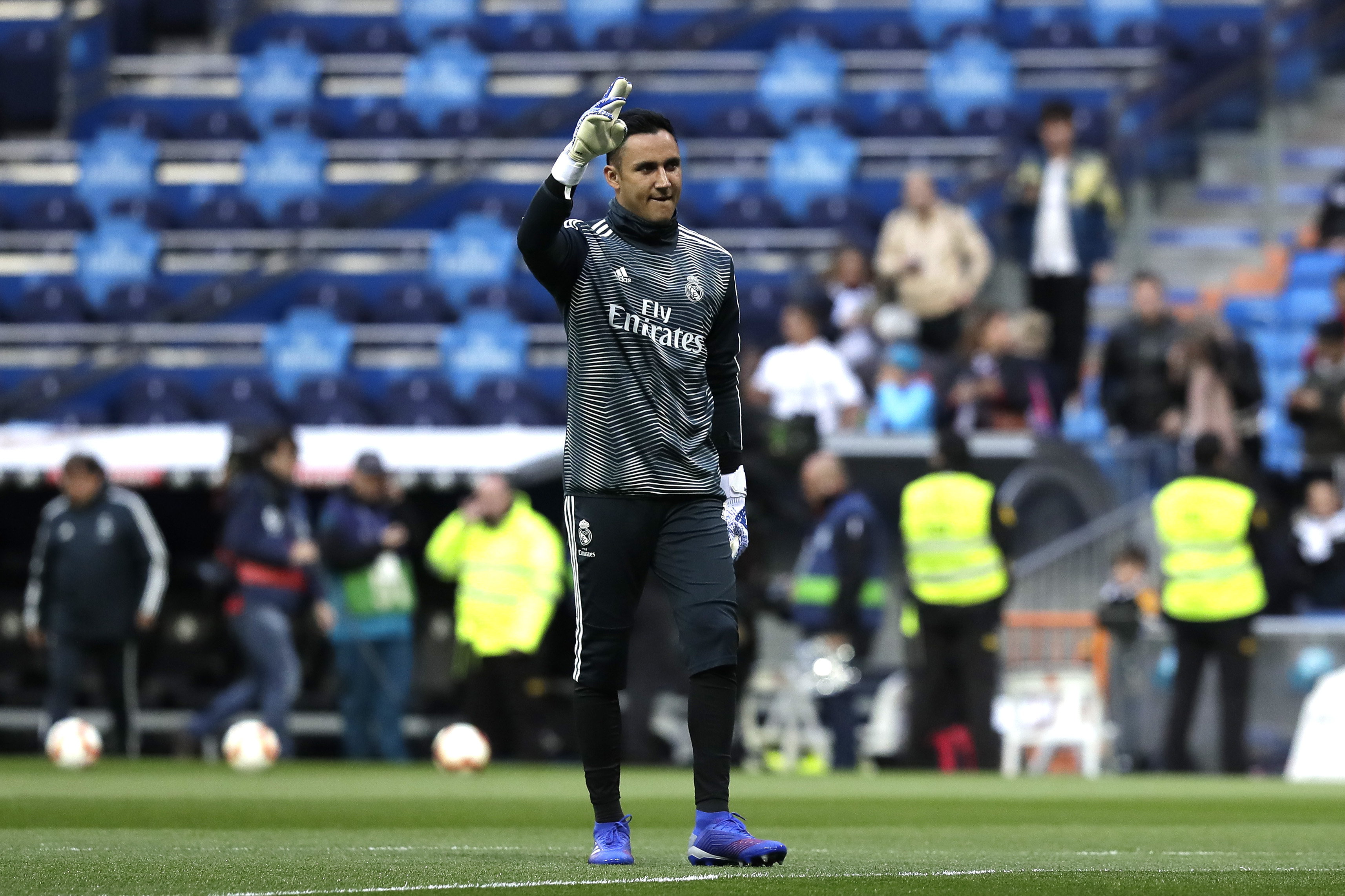 MADRID, SPAIN - MARCH 31:  Keylor Navas of Real Madrid waves to fans during the warm up ahead of the La Liga match between Real Madrid CF and SD Huesca at Estadio Santiago Bernabeu on March 31, 2019 in Madrid, Spain. (Photo by Gonzalo Arroyo Moreno/Getty Images)