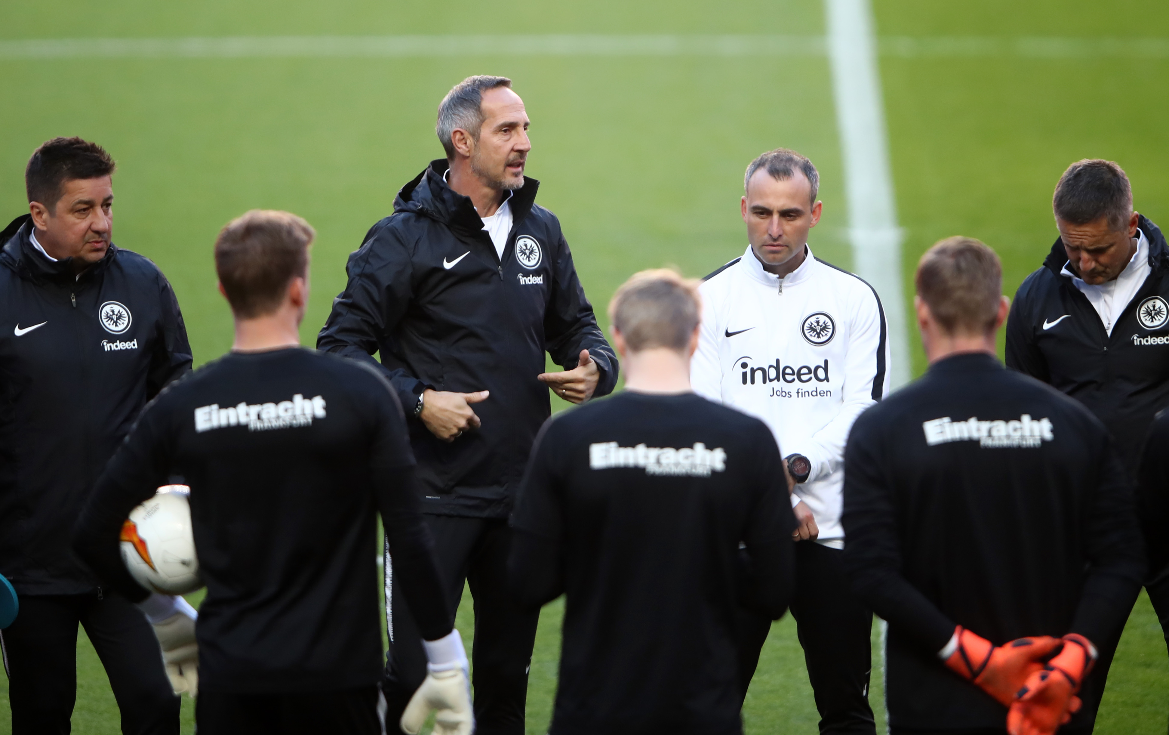 LISBON, PORTUGAL - APRIL 10: Adi Huetter, Manager of Eintracht Frankfurt speaks with his players during an Eintracht Frankfurt training session ahead of their UEFA Europa League quarter-final match against Benfica. At Estadio do Sport Lisboa e Benfica on April 10, 2019 in Lisbon, Portugal. (Photo by Alex Grimm/Getty Images)