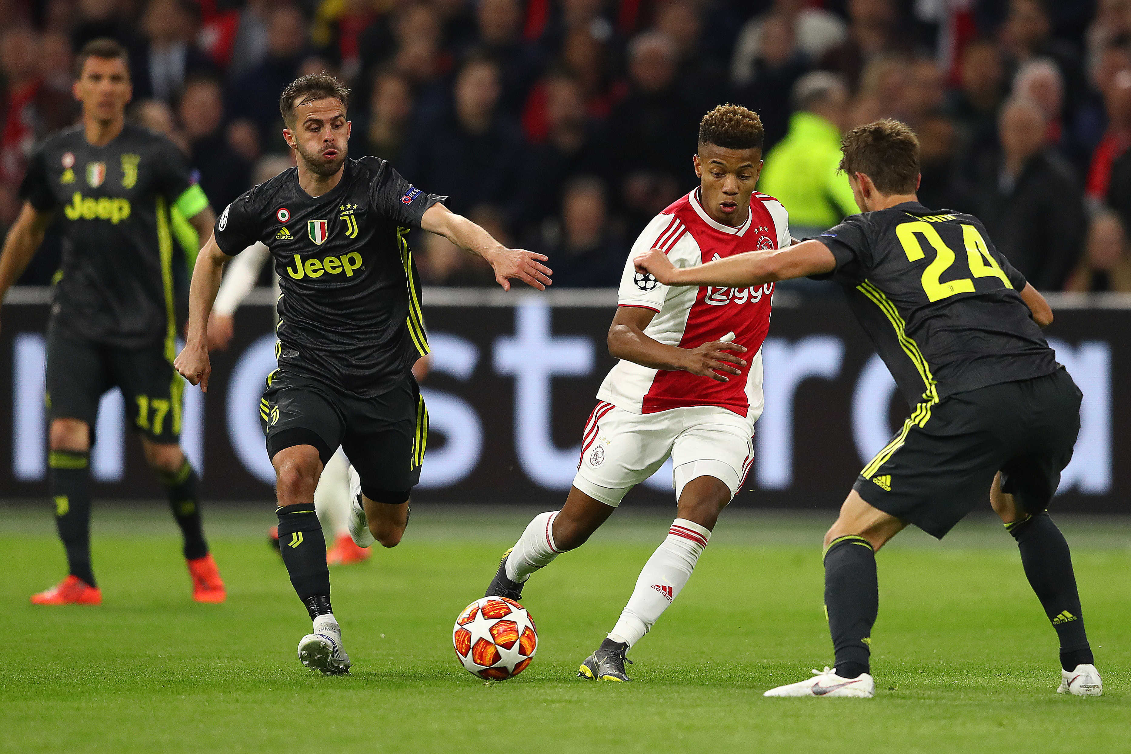AMSTERDAM, NETHERLANDS - APRIL 10:  David Neres of Ajax tracked by Miralem Pjanic (L) and Daniele Rugani (R) of Juventus during the UEFA Champions League Quarter Final first leg match between Ajax and Juventus at Johan Cruyff Arena on April 10, 2019 in Amsterdam, Netherlands. (Photo by Michael Steele/Getty Images)