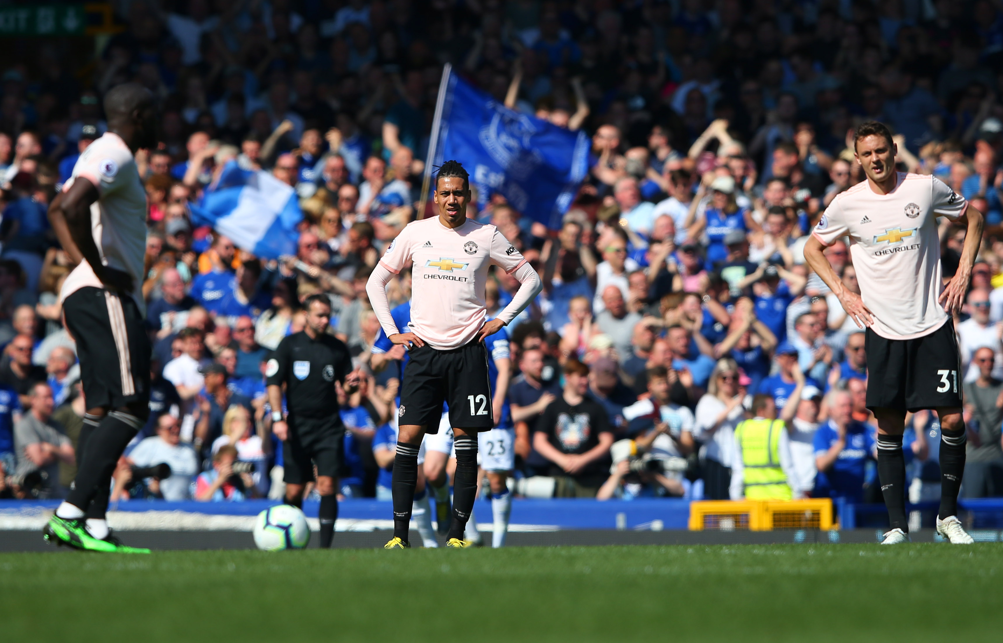 LIVERPOOL, ENGLAND - APRIL 21:  Manchester United players look dejected during the Premier League match between Everton FC and Manchester United at Goodison Park on April 21, 2019 in Liverpool, United Kingdom. (Photo by Alex Livesey/Getty Images)