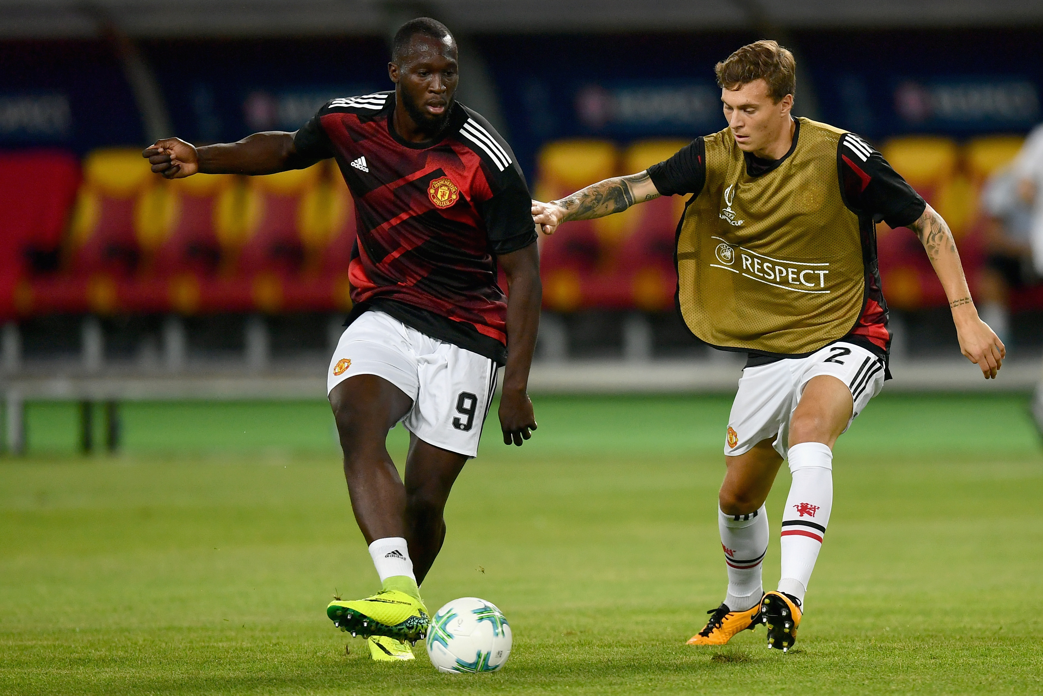 SKOPJE, MACEDONIA - AUGUST 08:  Romelu Lukaku of Manchester United and Victor Lindelof of Manchester United battle for possession while warming up prior to the UEFA Super Cup final between Real Madrid and Manchester United at the Philip II Arena on August 8, 2017 in Skopje, Macedonia.  (Photo by Dan Mullan/Getty Images)