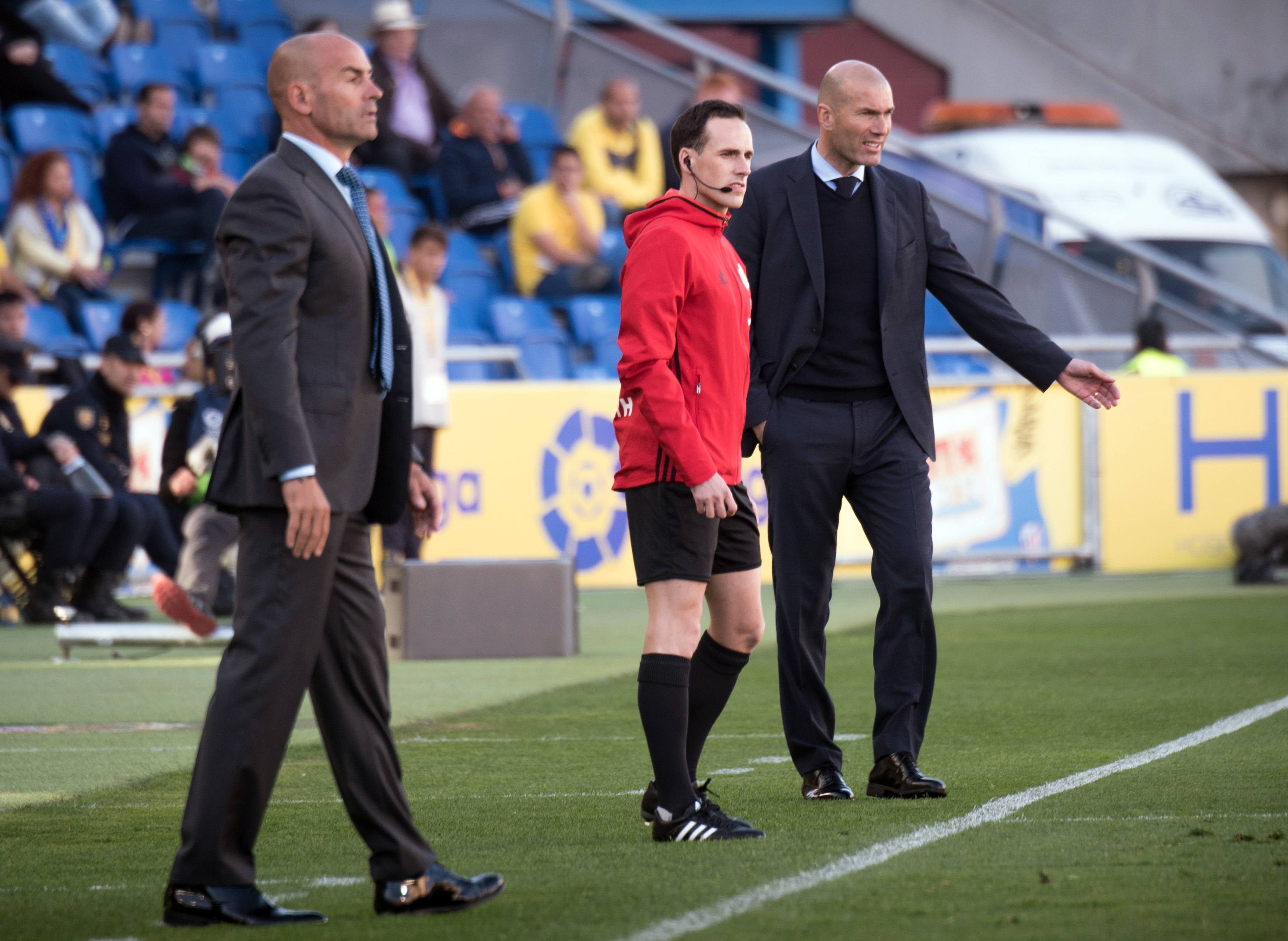 Las Palmas' coach Paco Jemez (L) and Real Madrid's French coach Zinedine Zidane (R) stand on the sideline during the Spanish League football match between UD Las Palmas and Real Madrid CF at the Gran Canaria stadium in Las Palmas on March 31, 2018. / AFP PHOTO / DESIREE MARTIN        (Photo credit should read DESIREE MARTIN/AFP/Getty Images)