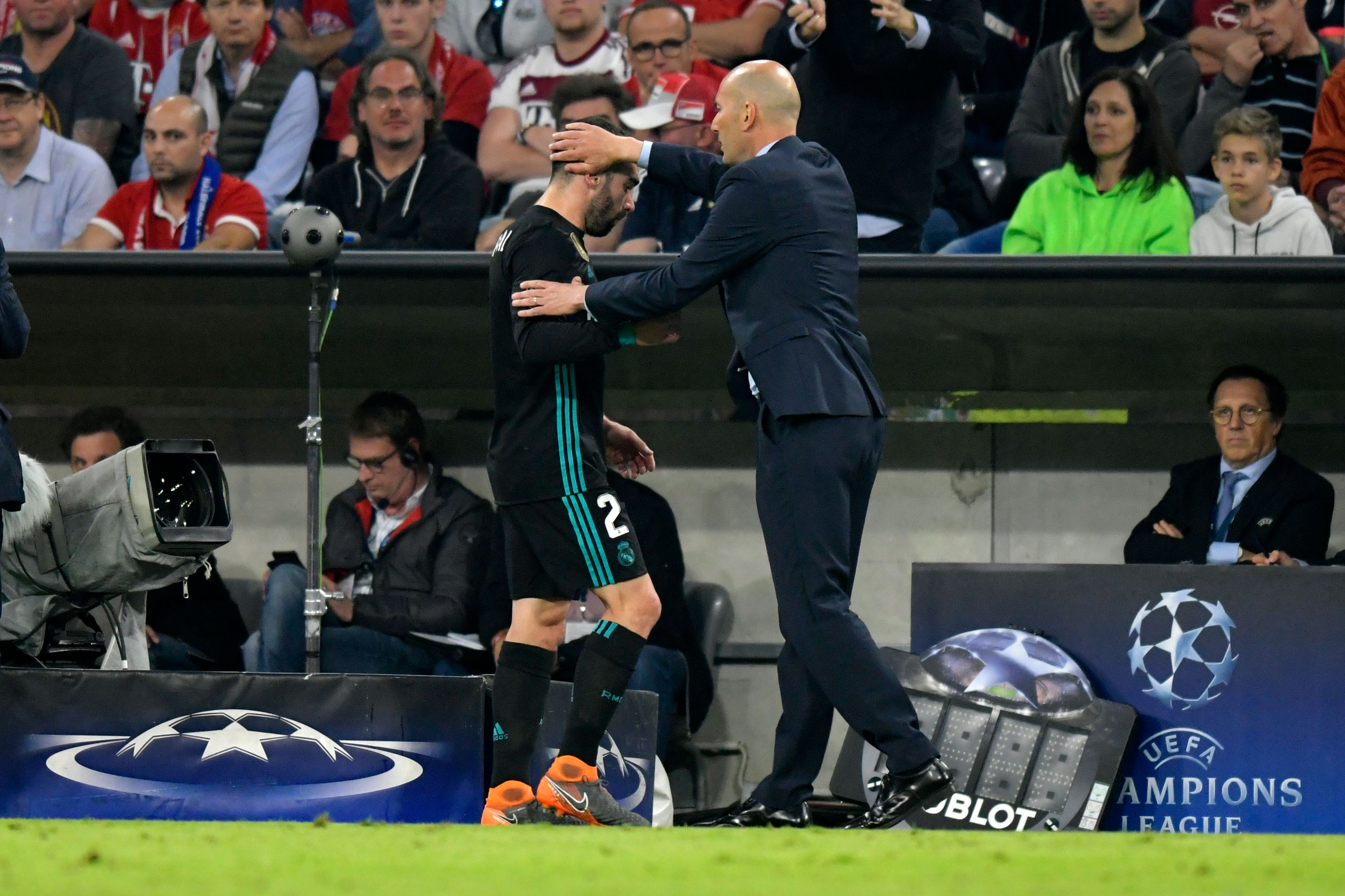 Real Madrid's French coach Zinedine Zidane (R) congratulates Real Madrid's Spanish defender Dani Carvajal as he leaves the pitch during the UEFA Champions League semi-final first-leg football match FC Bayern Munich v Real Madrid CF in Munich, southern Germany on April 25, 2018. (Photo by GUENTER SCHIFFMANN / AFP)        (Photo credit should read GUENTER SCHIFFMANN/AFP/Getty Images)