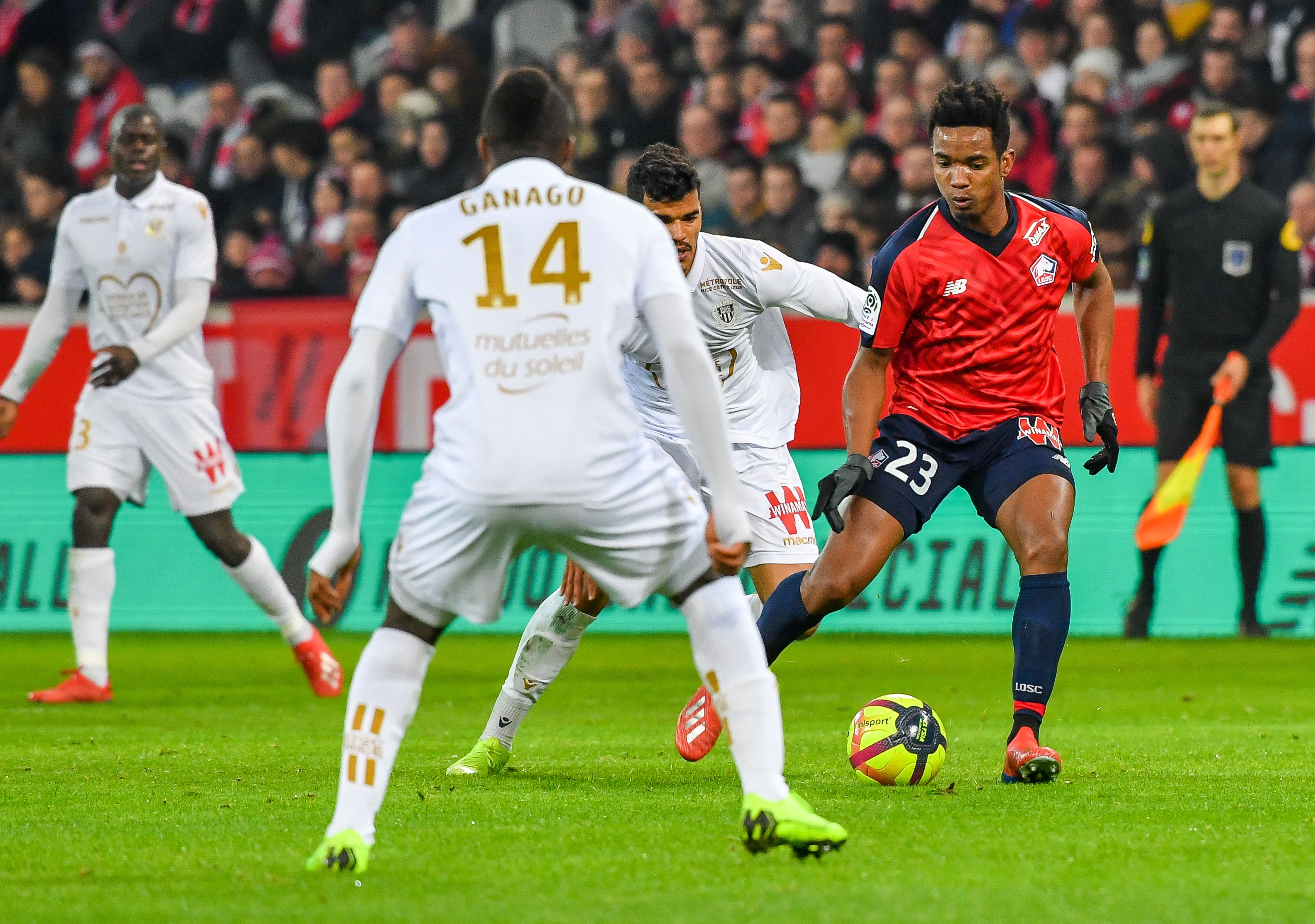 Lille's Portuguese midefielder Thiago Mendes (R) fights for the ball with Nice's Brazilian midfielder  Danilo Barbosa (C/OBSCURED) during the French L1 football match between Lille and Nice at The "Pierre Mauroy" Stadium in Villeneuve d'Ascq northern France on February 1, 2019. (Photo by PHILIPPE HUGUEN / AFP)        (Photo credit should read PHILIPPE HUGUEN/AFP/Getty Images)