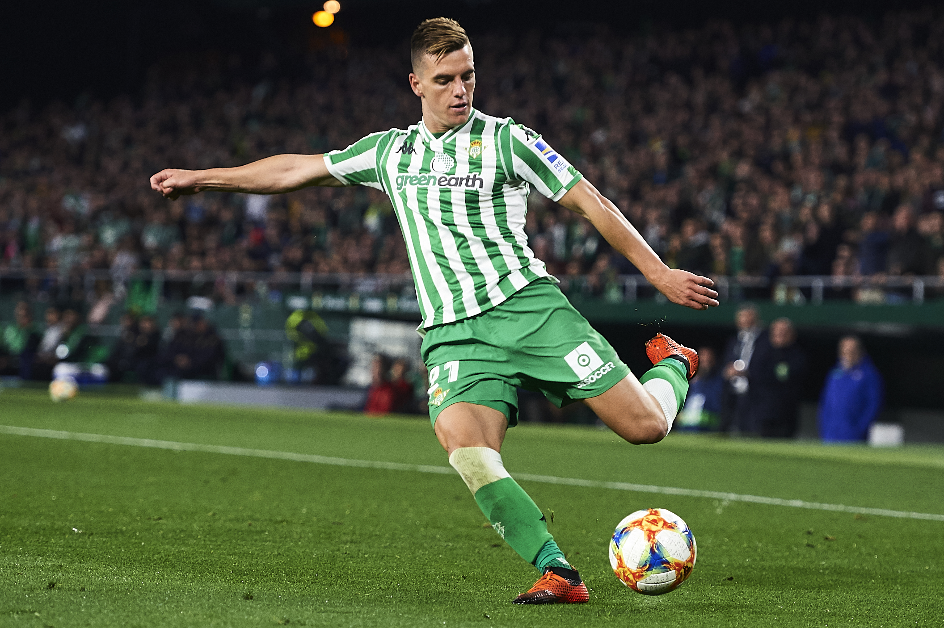 SEVILLE, SPAIN - FEBRUARY 07: Giovani Lo Celso of Real Betis Balompie runs with the ball during the Copa del Semi Final match between Real Betis and Valencia at Estadio Benito Villamarin on February 07, 2019 in Seville, Spain. (Photo by Aitor Alcalde/Getty Images)