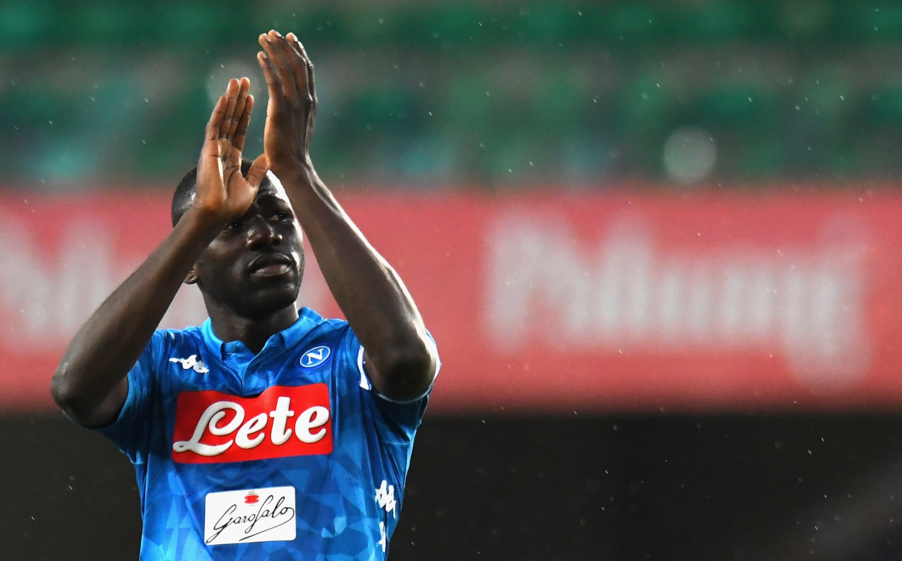 VERONA, ITALY - APRIL 14: Kaldou Koulibaly of SSC Napoli celebrates the victory after the Serie A match between Chievo Verona and SSC Napoli at Stadio Marc'Antonio Bentegodi on April 14, 2019 in Verona, Italy.  (Photo by Alessandro Sabattini/Getty Images)