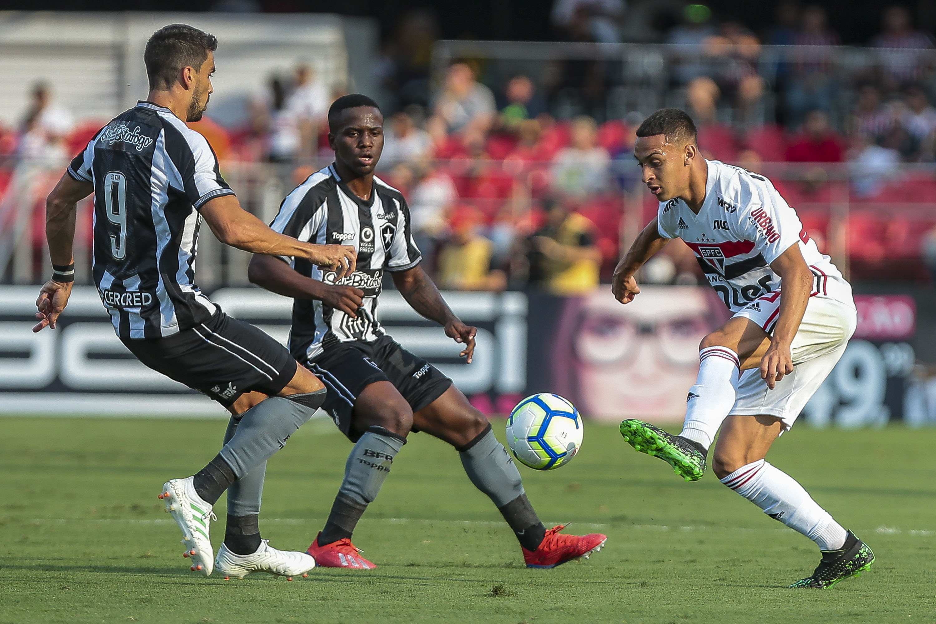 SAO PAULO, BRAZIL - APRIL 27: Antony of Sao Paulo fight for the ball against Rodrigo Pimpao of Botafogo during the match between Sao Paulo and Botafogo as part of  Brasileirao Series A 2019 at Morumbi Stadium on April 27 2019 in Sao Paulo, Brazil. (Photo by Ale Cabral/Getty Images)