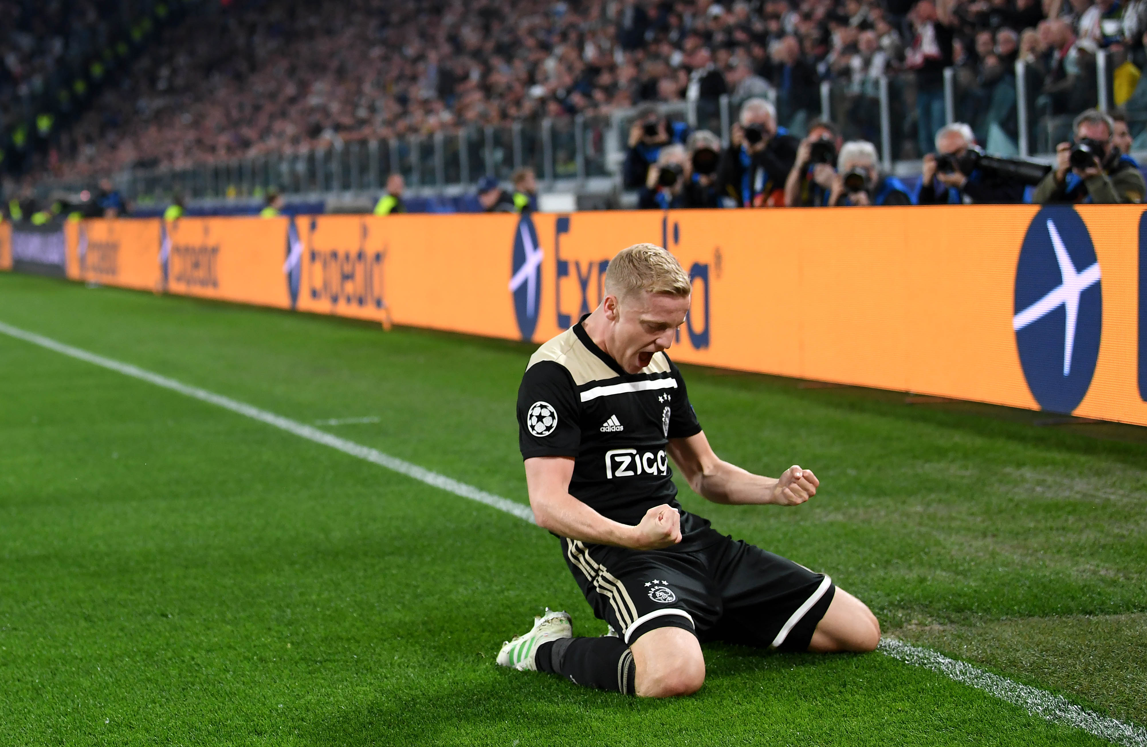 TURIN, ITALY - APRIL 16:  Donny van de Beek of Ajax celebrates after scoring a goal during the UEFA Champions League Quarter Final second leg match between Juventus and Ajax at Allianz Stadium on April 16, 2019 in Turin, Italy. (Photo by Stuart Franklin/Getty Images)