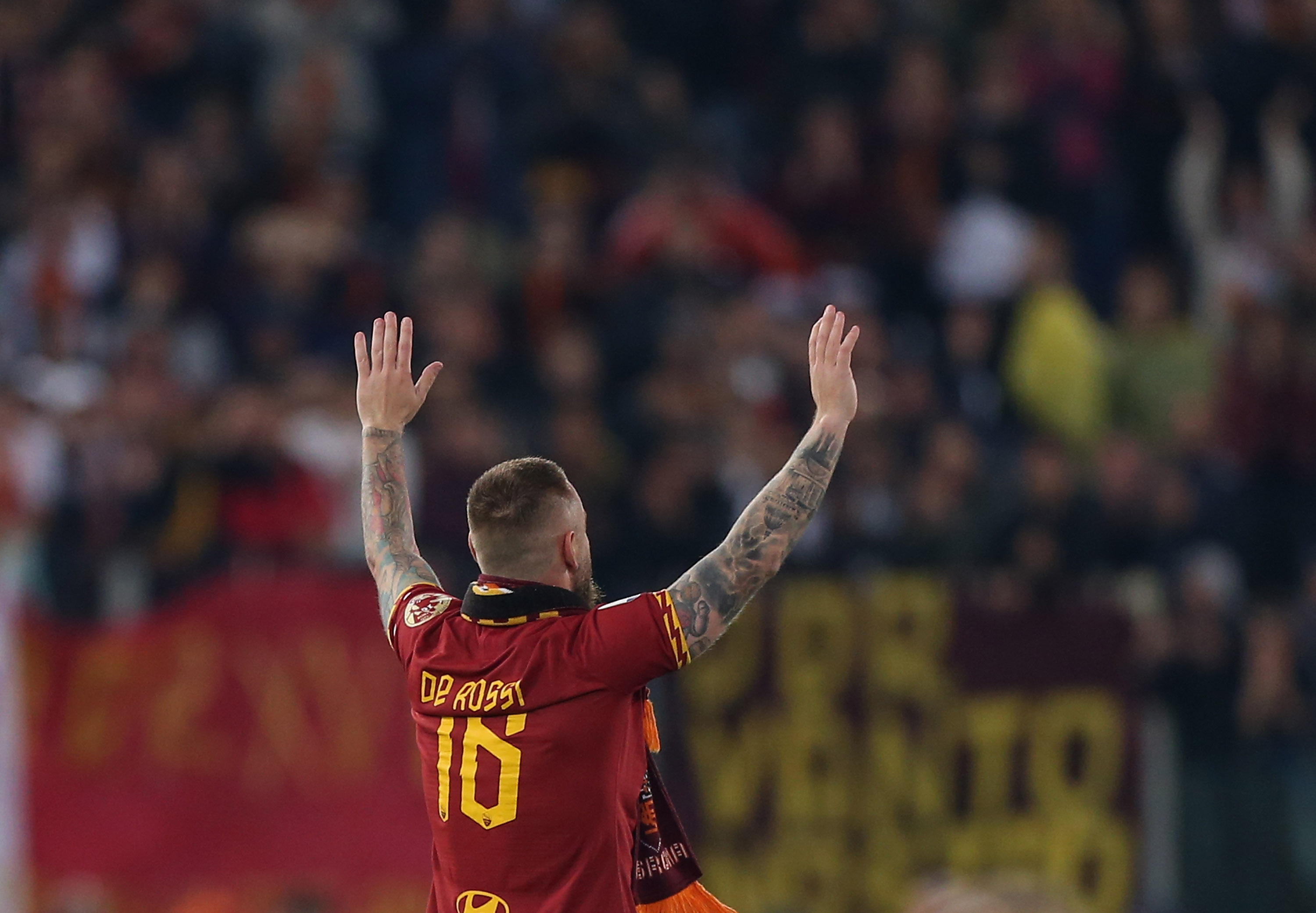 ROME, ITALY - MAY 26:  Daniele De Rossi of AS Roma greets the fans during his last match of the Serie A between AS Roma and Parma Calcio at Stadio Olimpico on May 26, 2019 in Rome, Italy.  (Photo by Paolo Bruno/Getty Images)