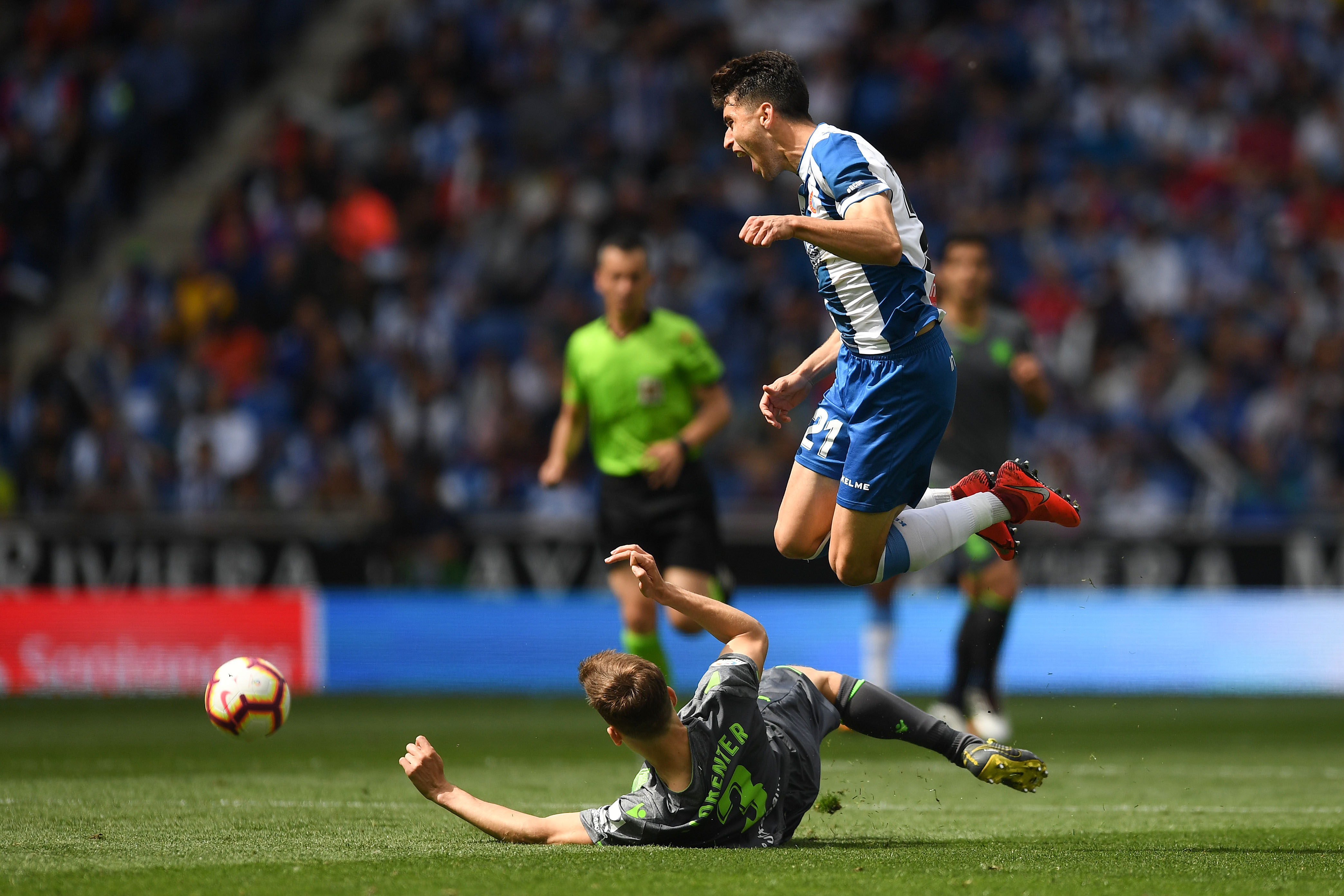 BARCELONA, SPAIN - MAY 18: Marc Roca of RCD Espanyol competes for the ball with Diego Llorente of Real Sociedad during the La Liga match between RCD Espanyol and Real Sociedad at RCDE Stadium on May 18, 2019 in Barcelona, Spain. (Photo by Alex Caparros/Getty Images)