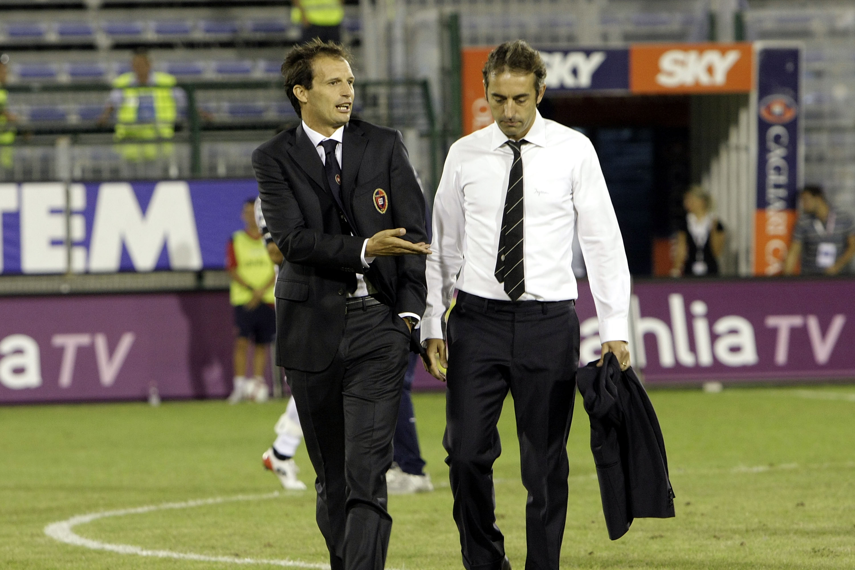CAGLIARI, ITALY - AUGUST 30:  Marco Giampaolo and Massimiliano Allegri during the serie a match between cagliari and ac siena at Stadio Sant'Elia on August 30, 2009 in Cagliari, Italy.  (Photo by Enrico Locci/Getty Images)