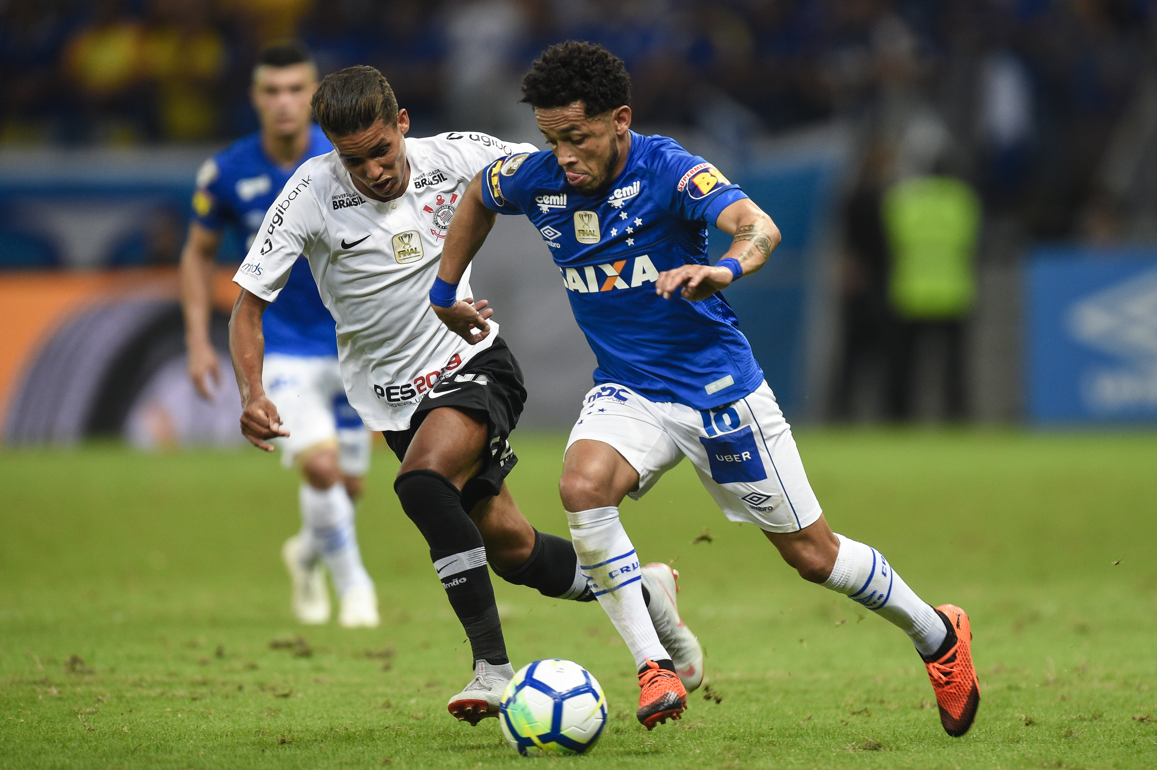 BELO HORIZONTE, BRAZIL - OCTOBER 10: Rafinha #18 of Cruzeiro and Pedrinho #38 of Corinthians battle for the ball during a match between Cruzeiro and Corinthians as part of Copa do Brasil 2018 Finals at Mineirao stadium on October 10, 2018 in Belo Horizonte, Brazil. (Photo by Pedro Vilela/Getty Images)