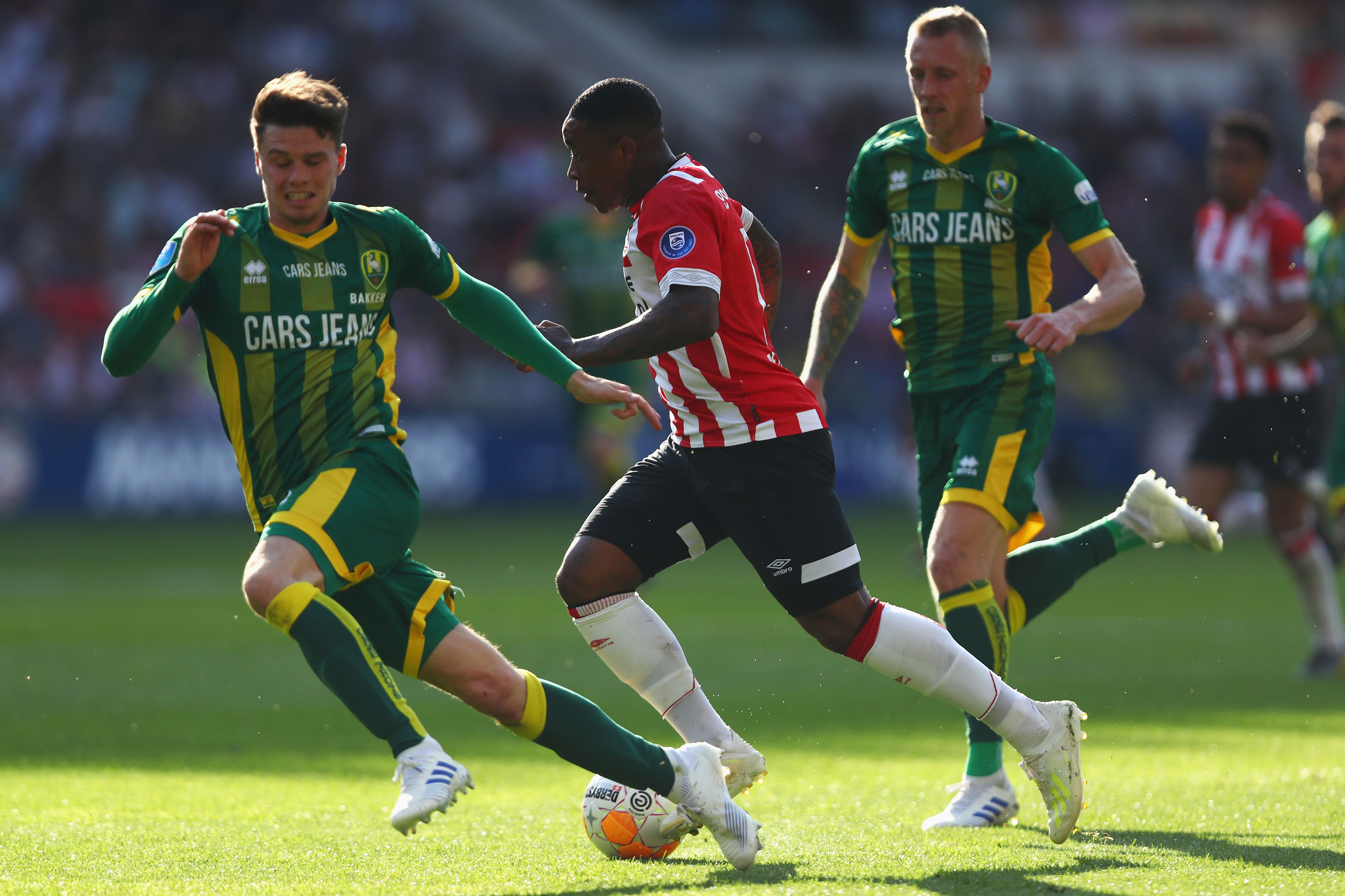 EINDHOVEN, NETHERLANDS - APRIL 21: Steven Bergwijn of PSV battles for the ball with Danny Bakker and Lex Immers of ADO Den Haag during the Eredivisie match between PSV and ADO Den Haag at Philips Stadion on April 21, 2019 in Eindhoven, Netherlands. (Photo by Dean Mouhtaropoulos/Getty Images)