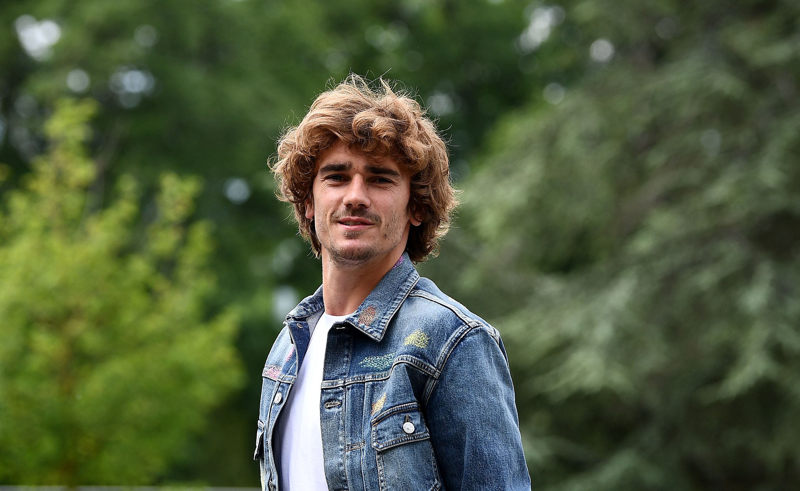 France's forward Antoine Griezmann arrives at the French national football team training base in Clairefontaine-en-Yvelines on May 29, 2019 as part of the team's preparation for the UEFA Euro 2020 qualifying Group H matches against Turkey and Andorra. (Photo by FRANCK FIFE / AFP)        (Photo credit should read FRANCK FIFE/AFP/Getty Images)