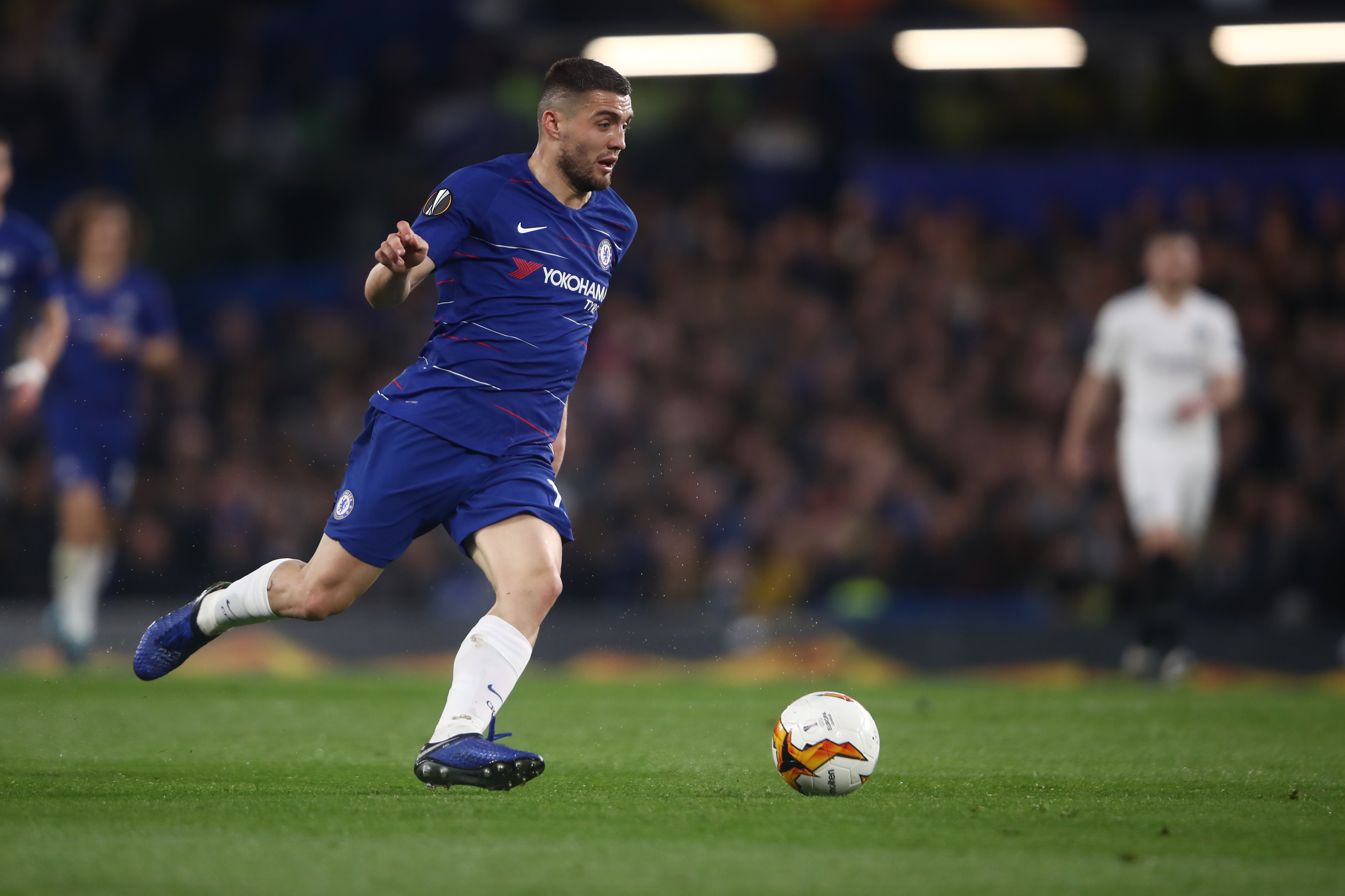 LONDON, ENGLAND - MAY 09: Mateo Kovacic of Chelsea controls the ball during the UEFA Europa League Semi Final Second Leg match between Chelsea and Eintracht Frankfurt at Stamford Bridge on May 09, 2019 in London, England. (Photo by Alex Grimm/Bongarts/Getty Images)