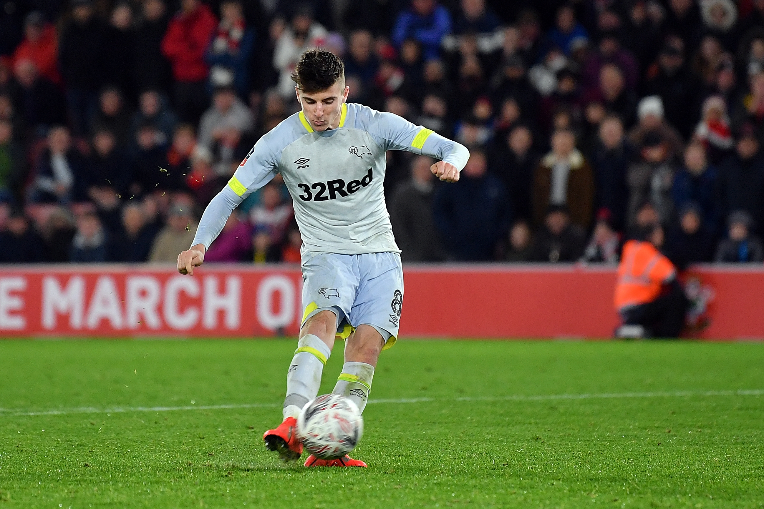 SOUTHAMPTON, ENGLAND - JANUARY 16:  Mason Mount of Derby County scores in the penalty shoot out in the FA Cup Third Round Replay match between Southampton FC and Derby County at St Mary's Stadium on January 16, 2019 in Southampton, United Kingdom.  (Photo by Dan Mullan/Getty Images)