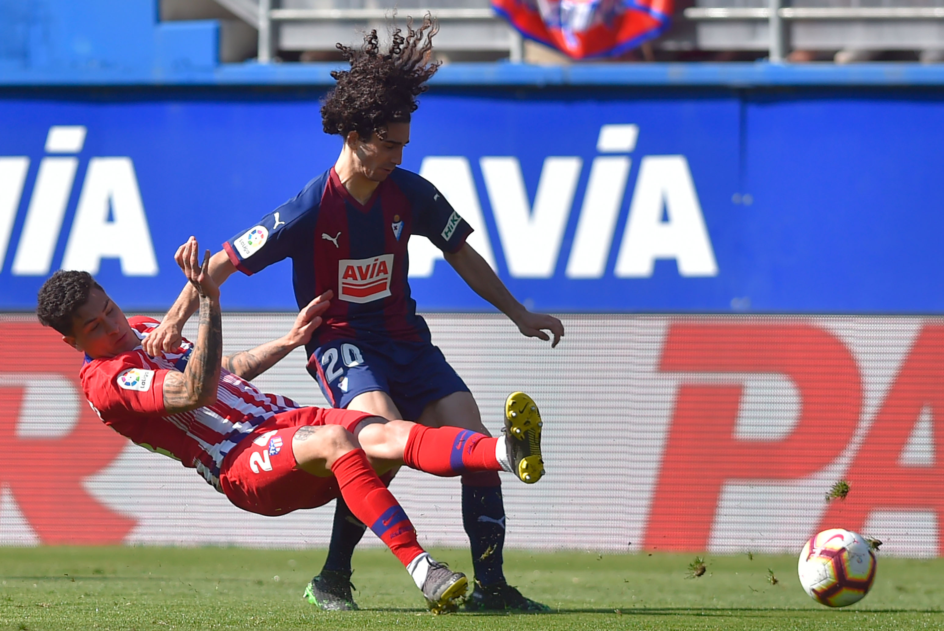 Atletico Madrid's Uruguayan defender Jose Maria Gimenez (L) vies with Eibar's Spanish defender Marc Cucurella during the Spanish league football match between SD Eibar and Club Atletico de Madrid at the Ipurua stadium in Eibar on April 20, 2019. (Photo by ANDER GILLENEA / AFP)        (Photo credit should read ANDER GILLENEA/AFP/Getty Images)