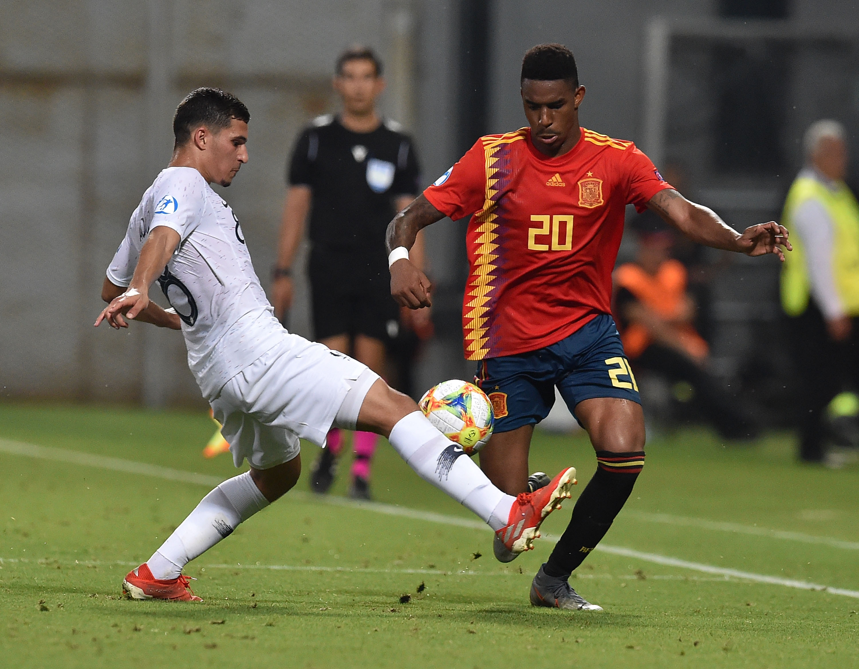 REGGIO NELL'EMILIA, ITALY - JUNE 27: Houssem Aouar of France and Junior Firpo of Spain in action during the 2019 UEFA U-21 Semi-Final match between Spain and France at Mapei Stadium - Citta' del Tricolore on June 27, 2019 in Reggio nell'Emilia, Italy.  (Photo by Giuseppe Bellini/Getty Images)