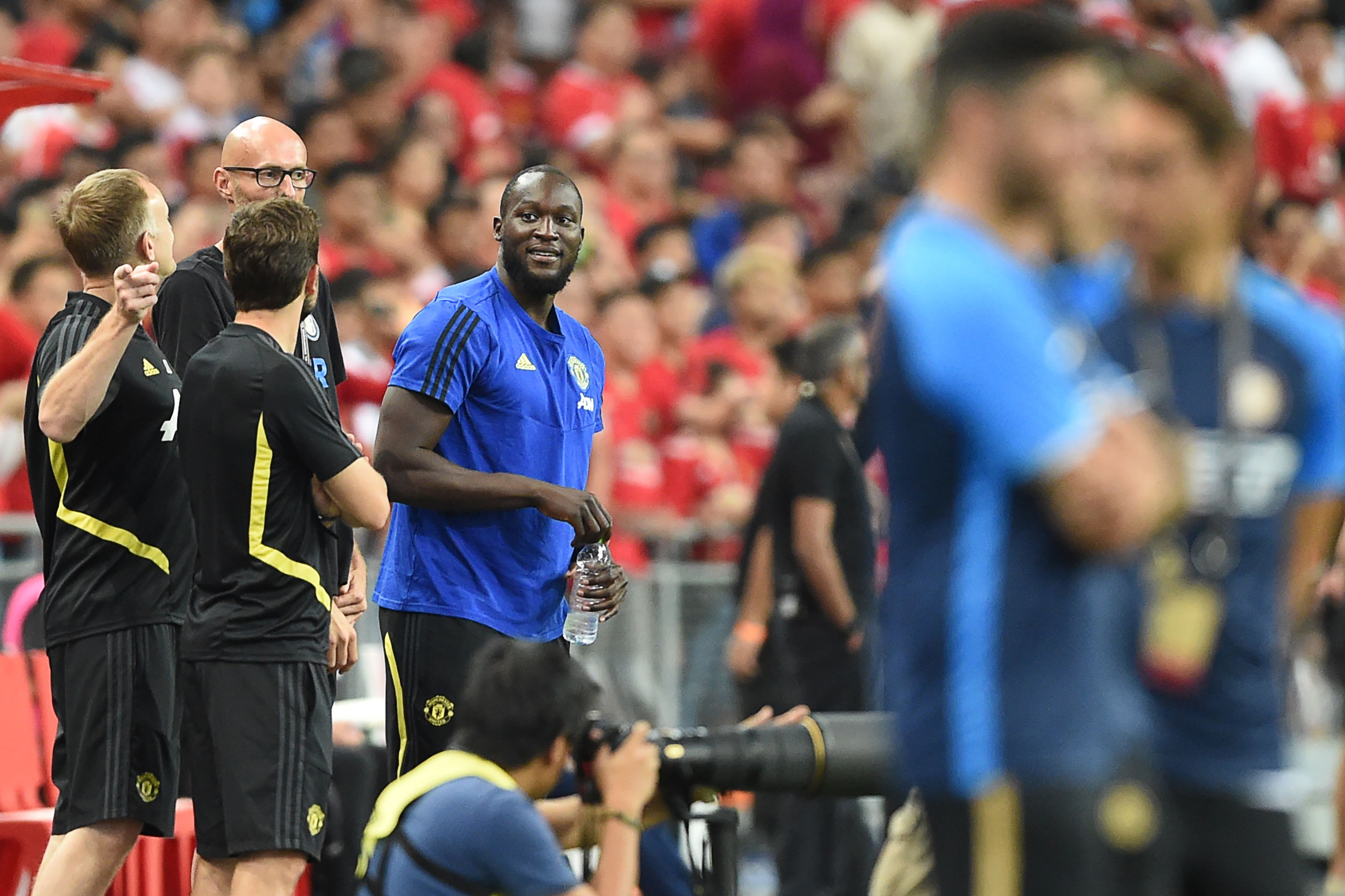 Manchester United's Romelu Lukaku (C) is seen with his team before the International Champions Cup football match between Manchester United and Inter Milan in Singapore on July 20, 2019. (Photo by Roslan RAHMAN / AFP)        (Photo credit should read ROSLAN RAHMAN/AFP/Getty Images)