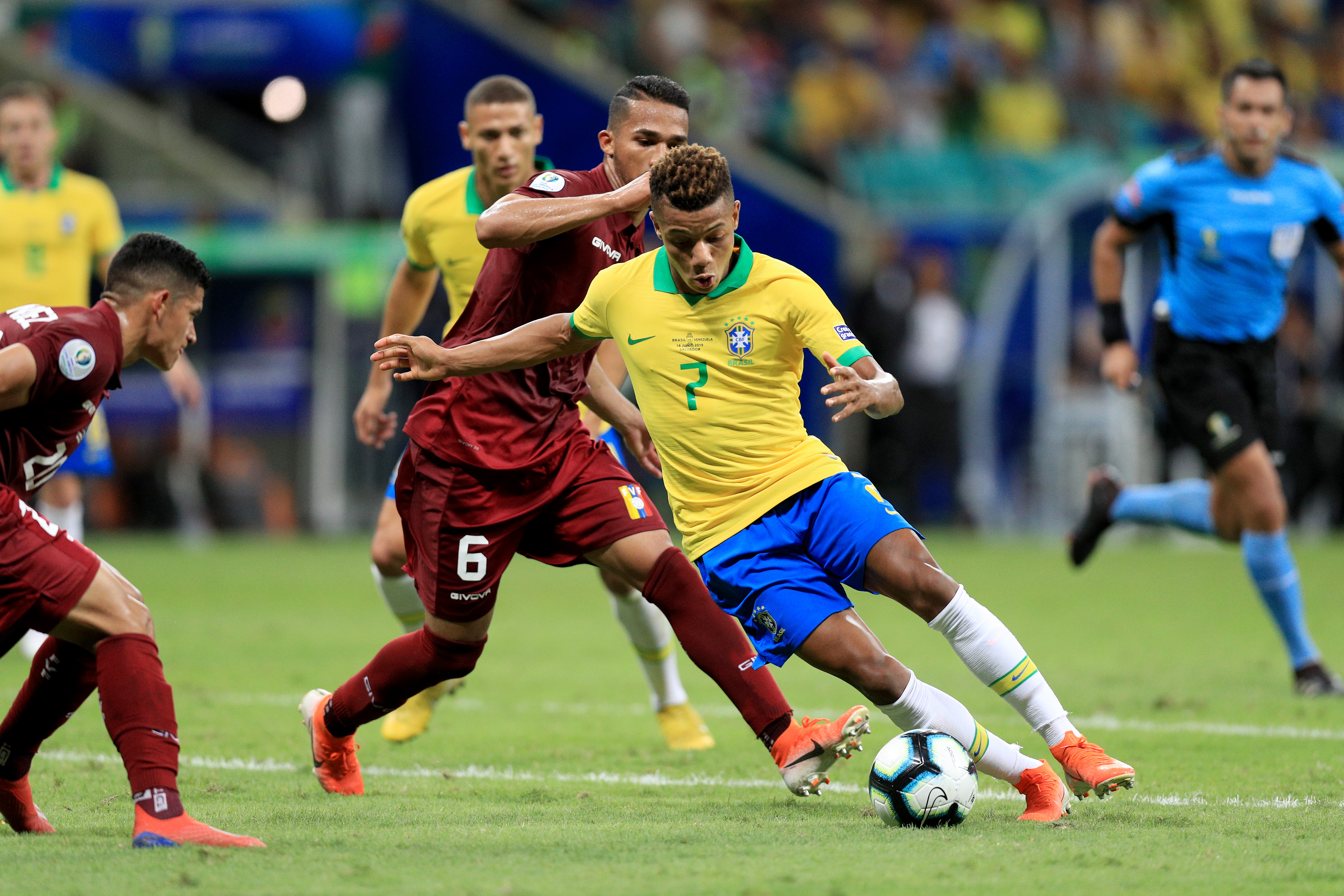 SALVADOR, BRAZIL - JUNE 18: David Neres of Brazil controls the ball against Yangel Herrera of Venezuela during the Copa America Brazil 2019 group A match between Brazil and Venezuela at Arena Fonte Nova on June 18, 2019 in Salvador, Brazil. (Photo by Buda Mendes/Getty Images)